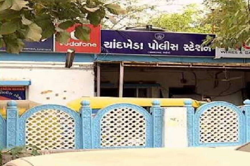 નવીન ઝા, અમદાવાદ : અમદાવાદના ચાંદખેડા વિસ્તારમાં વધુ એક છેતરપિંડીની ઘટના સામે આવી છે, અને જેમાં એક વ્યકિતને લાલચ ભારે પડી ગઈ છે. બે અજાણ્યા શખ્સો સોનુ કહીને નકલી ધાતુ પધરાવી ગયા અને હવે રોવાનો વારો આવ્યો છે. નવીન ઝા, અમદાવાદ : અમદાવાદના ચાંદખેડા વિસ્તારમાં વધુ એક છેતરપિંડીની ઘટના સામે આવી છે, અને જેમાં એક વ્યકિતને લાલચ ભારે પડી ગઈ છે. બે અજાણ્યા શખ્સો સોનુ કહીને નકલી ધાતુ પધરાવી ગયા અને હવે રોવાનો વારો આવ્યો છે.