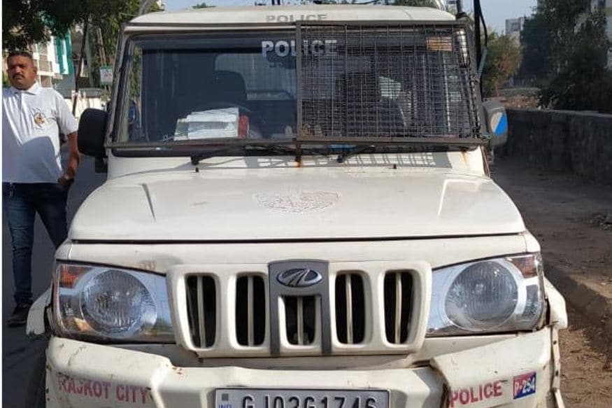 રેલવે પોલીસ (Railway Police)ને ઘટનાની જાણ થતાં ઘટનાસ્થળે પહોંચી લાશનો કબ્જો લઈ તેને પોસ્ટમોર્ટમ માટે મોકલી આપવામાં આવી છે. રેલવે પોલીસ (Railway Police)ને ઘટનાની જાણ થતાં ઘટનાસ્થળે પહોંચી લાશનો કબ્જો લઈ તેને પોસ્ટમોર્ટમ માટે મોકલી આપવામાં આવી છે.