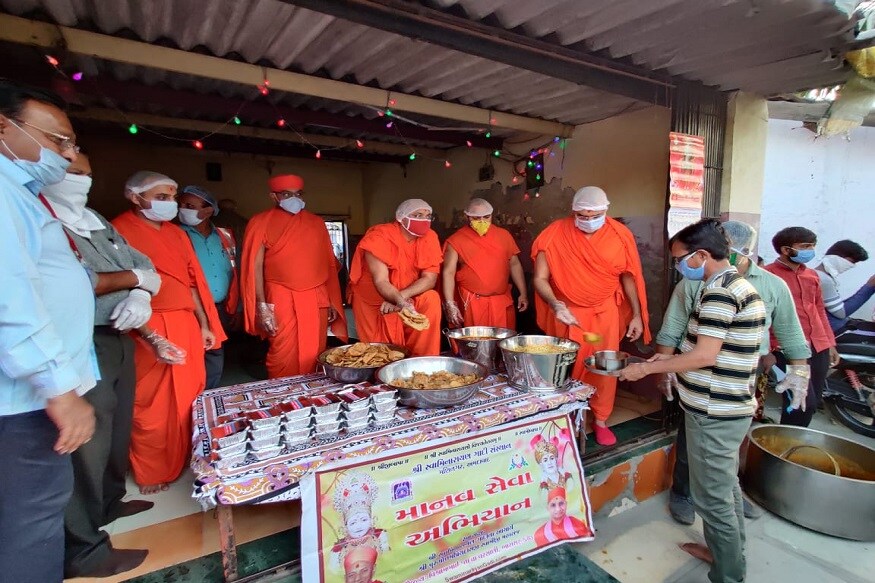 મણિનગર શ્રી સ્વામિનારાયણ ગાદી સંસ્થાનના સંતોના હસ્તે લોકડાઉન વચ્ચે ભૂખ્યા દરિદ્રનારાયણોને ભોજન અર્પણ. માણસની ખરી ઓળખ કપરી પરિસ્થિતિમાં જ થાય છે તે વાત ખરેખર સાચી છે. મણિનગર શ્રી સ્વામિનારાયણ ગાદી સંસ્થાનના સંતોના હસ્તે લોકડાઉન વચ્ચે ભૂખ્યા દરિદ્રનારાયણોને ભોજન અર્પણ. માણસની ખરી ઓળખ કપરી પરિસ્થિતિમાં જ થાય છે તે વાત ખરેખર સાચી છે.