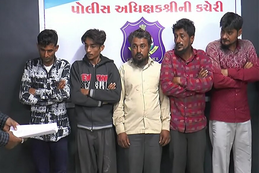 ઘાતક હથિયારોનો જથ્થો કરછના અંજારમાંથી ઈરફાન પાસેથી મંગાવ્યો હોવાનું સામે આવ્યું છે. માત્ર આ તલવારો વેચવા માટે લાવ્યા હતા તેવું હાલ આરોપીઓ જણાવી રહ્યા છે. એમના જણવ્યા મુજબ અમને એક હજાર રૂપિયામાં તલવાર મળતી હતી. જે પંદરસોમાં વેચતા હોવાની કબૂલાત કરી છે, કોર્ટે નવ દિવસના રિમાન્ડ મંજુર કર્યા છે. ઘાતક હથિયારોનો જથ્થો કરછના અંજારમાંથી ઈરફાન પાસેથી મંગાવ્યો હોવાનું સામે આવ્યું છે. માત્ર આ તલવારો વેચવા માટે લાવ્યા હતા તેવું હાલ આરોપીઓ જણાવી રહ્યા છે. એમના જણવ્યા મુજબ અમને એક હજાર રૂપિયામાં તલવાર મળતી હતી. જે પંદરસોમાં વેચતા હોવાની કબૂલાત કરી છે, કોર્ટે નવ દિવસના રિમાન્ડ મંજુર કર્યા છે.