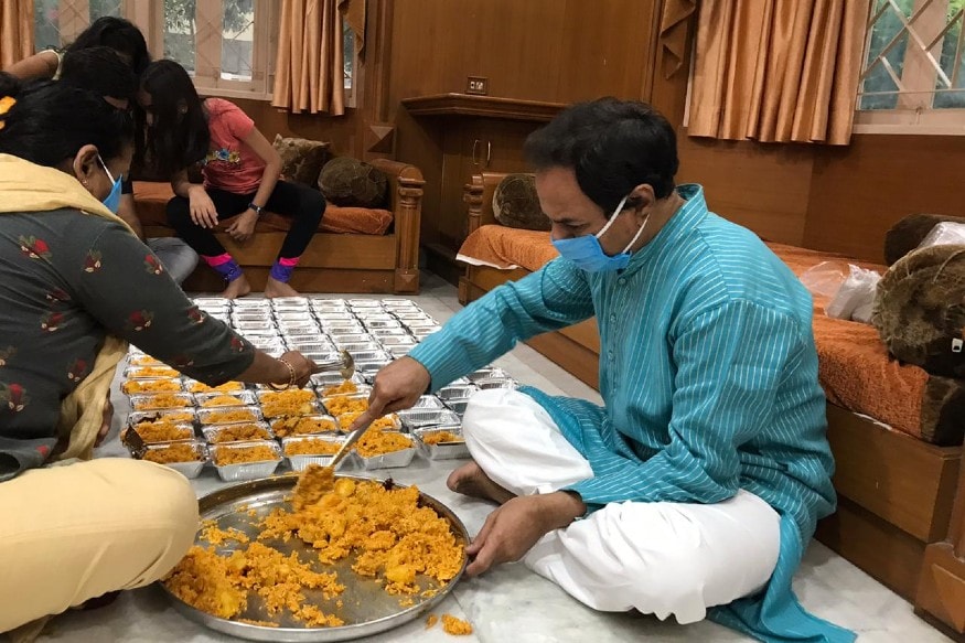 અંકિત પોપટ, રાજકોટ : વિશ્વભરમાં કોરોના વાયરસના કારણે મહામારી ફેલાયેલી છે. ભારત સહિત દુનિયાના મોટાભાગના દેશો તેની ઝપેટમાં આવી ગયા છે. આ વાયરસના કારણે કાળો કેર મચી ગયો છે. ભજન સમ્રાટ હેમંત ચૌહાણ તથા તેમના પરિવાર દ્વારા રાજકોટમાં વસવાટ કરતા મજૂર વર્ગ તથા દરરોજનું કમાઇને ખાનારા લોકો માટે ફૂડ પેકેટ બનાવી વિતરણ કરવાનું શરૂ કર્યું છે. અંકિત પોપટ, રાજકોટ : વિશ્વભરમાં કોરોના વાયરસના કારણે મહામારી ફેલાયેલી છે. ભારત સહિત દુનિયાના મોટાભાગના દેશો તેની ઝપેટમાં આવી ગયા છે. આ વાયરસના કારણે કાળો કેર મચી ગયો છે. ભજન સમ્રાટ હેમંત ચૌહાણ તથા તેમના પરિવાર દ્વારા રાજકોટમાં વસવાટ કરતા મજૂર વર્ગ તથા દરરોજનું કમાઇને ખાનારા લોકો માટે ફૂડ પેકેટ બનાવી વિતરણ કરવાનું શરૂ કર્યું છે.