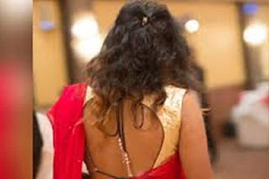 નવીન ઝા, અમદાવાદ : અમદાવાદના સોલા વિસ્તારમાં એક મહિલાએ ફરિયાદ દાખલ કરાવી છે અને જેમાં તેને પોતાના પતિ અને એક અજાણ્યા નંબર જે તેના પતિના પ્રેમીકાનો હોવાનુ સામે આવી રહ્યુ છે તેમની ઉપર આરોપ લગાવ્યો છે. ફરિયાદીએ ફરિયાદ આપી છે કે, તેના પતિ સાથે વર્ષ 2013માં લગ્ન થયા હતા અને તેમને એક દિકરી પણ છે. પરંતુ છેલ્લા 3 મહિનાથી ફરિયાદી પોતાના પિયરમાં રહે છે. નવીન ઝા, અમદાવાદ : અમદાવાદના સોલા વિસ્તારમાં એક મહિલાએ ફરિયાદ દાખલ કરાવી છે અને જેમાં તેને પોતાના પતિ અને એક અજાણ્યા નંબર જે તેના પતિના પ્રેમીકાનો હોવાનુ સામે આવી રહ્યુ છે તેમની ઉપર આરોપ લગાવ્યો છે. ફરિયાદીએ ફરિયાદ આપી છે કે, તેના પતિ સાથે વર્ષ 2013માં લગ્ન થયા હતા અને તેમને એક દિકરી પણ છે. પરંતુ છેલ્લા 3 મહિનાથી ફરિયાદી પોતાના પિયરમાં રહે છે.
