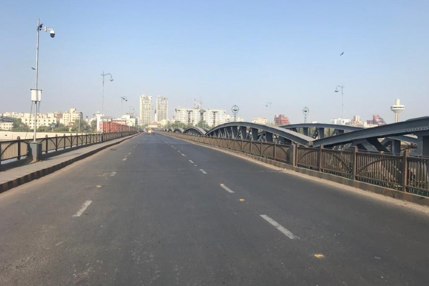 અમદાવાદના એલિસબ્રીજનો નજારો આ પ્રમાણે કદી જોવા મળ્યો નહીં હોય પરંતુ કોરોના સામે લડવા અમદાવાદીઓએ કરી બતાવ્યું છે. આજે સવારથી જ અહીંયા કોઈ વાહન જોવા મળ્યું નહોતું. અમદાવાદના એલિસબ્રીજનો નજારો આ પ્રમાણે કદી જોવા મળ્યો નહીં હોય પરંતુ કોરોના સામે લડવા અમદાવાદીઓએ કરી બતાવ્યું છે. આજે સવારથી જ અહીંયા કોઈ વાહન જોવા મળ્યું નહોતું.