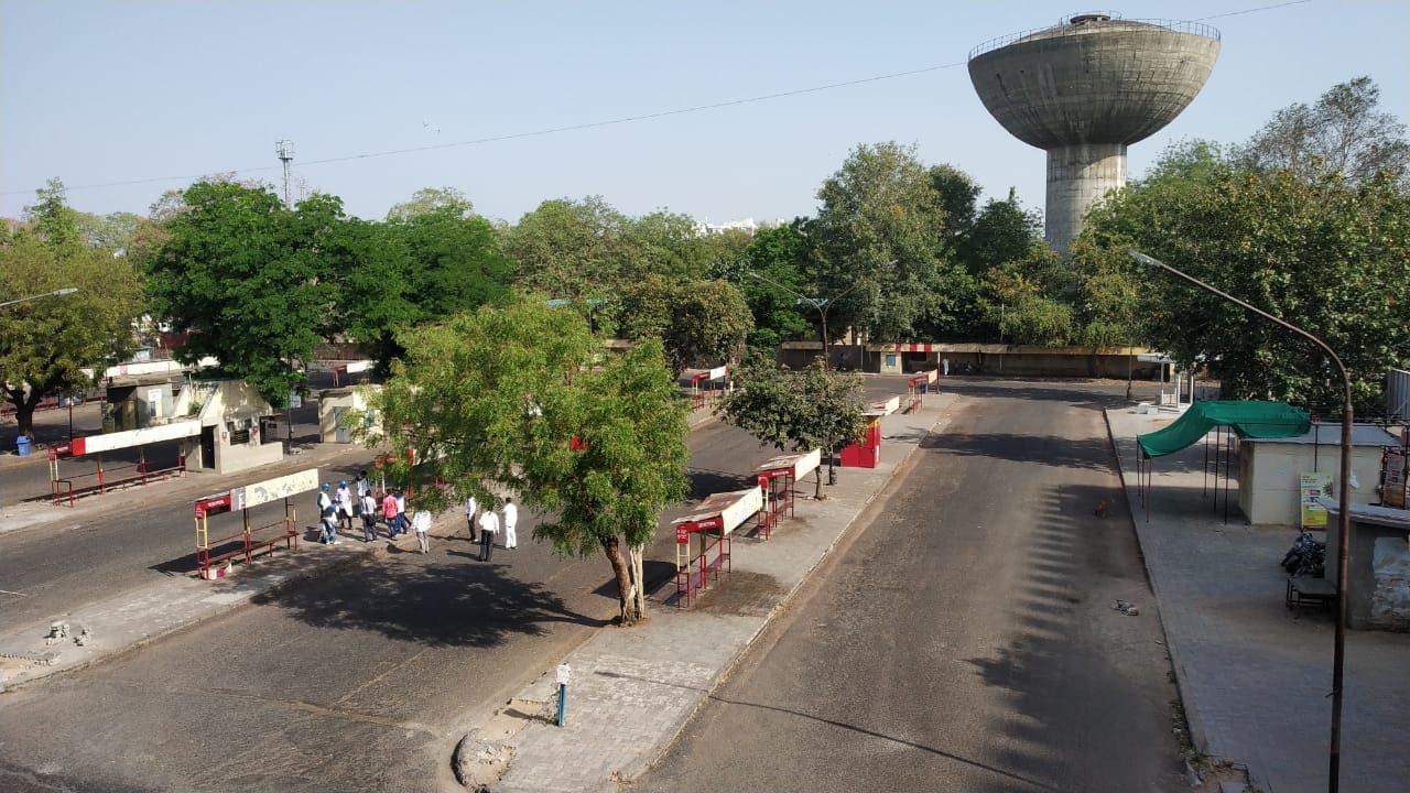 જે વિસ્તારમાં હૈયે હૈયુ દળાતું હોય એવા લાલ દરવાજાના એમએટીએસ મુખ્ય મથક પર કેટલાક ફરજ પરના કર્મચારીઓ સિવાય કોઈ જોવા મળ્યું નહોતું. સુરક્ષા સ્ટાફ સિવાય અહીંયા સ્વયંભુ બંધ હતો. જે વિસ્તારમાં હૈયે હૈયુ દળાતું હોય એવા લાલ દરવાજાના એમએટીએસ મુખ્ય મથક પર કેટલાક ફરજ પરના કર્મચારીઓ સિવાય કોઈ જોવા મળ્યું નહોતું. સુરક્ષા સ્ટાફ સિવાય અહીંયા સ્વયંભુ બંધ હતો.
