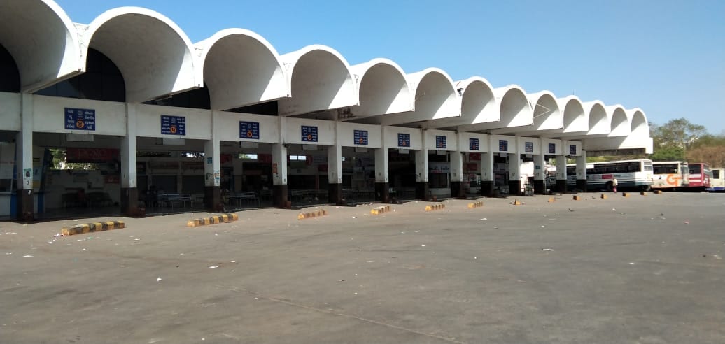 સૌરાષ્ટ્રની આસ્થા નગરી જૂનાગઢમાં પણ સન્નાટો જોવા મળ્યો હતો. નરસિંહ મહેતાની નગરીમાં બસ મથકે છીંક ખાવ તો પણ પડઘા પડે તેવો માહોલ હતો. સૌરાષ્ટ્રની આસ્થા નગરી જૂનાગઢમાં પણ સન્નાટો જોવા મળ્યો હતો. નરસિંહ મહેતાની નગરીમાં બસ મથકે છીંક ખાવ તો પણ પડઘા પડે તેવો માહોલ હતો.