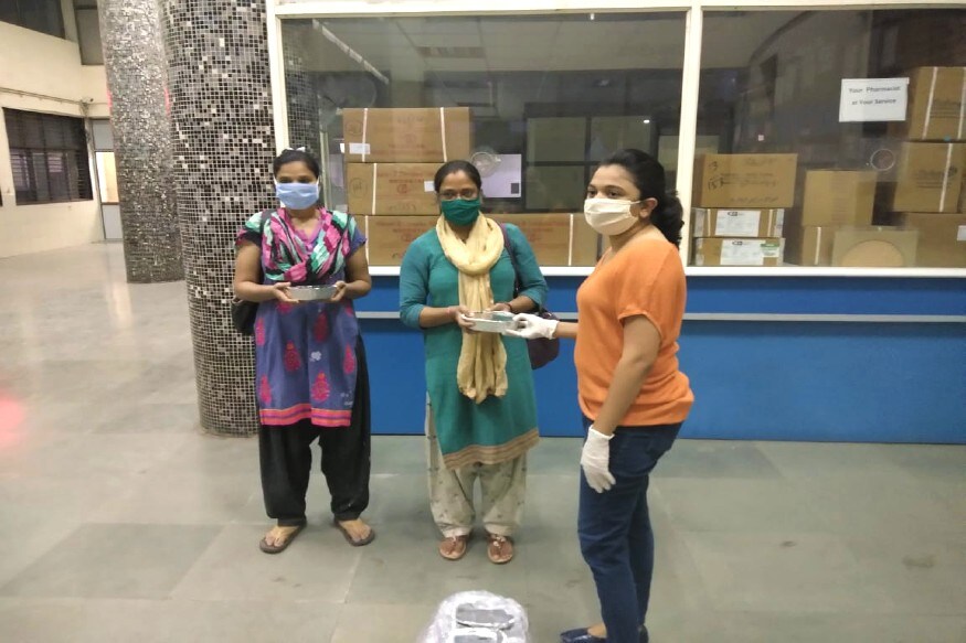 સંજય જોષી, અમદાવાદ : રોના કહેર વચ્ચે રાજ્યની વિવિધ સામાજિક સંસ્થાઓ લોકોની મદદ માટે આગળ આવી છે ત્યારે અમદાવાદની પણ સંસ્થાઓએ નિરાધાર અને બેરોજગાર બનેલા શ્રમિકોની મદદ માટે હાથ લંબાવ્યા છે. અમદાવાદ શહેરમાં કાર્યરત સંસ્થા હ્યુમન ડેવલપમેન્ટ ફેડરેશન ઓફ ઈન્ડિયાએ સીવીલ હોસ્પિટલના મેડીકલ પેરામેડિકલ સ્ટાફ સહિત સારવાર લઈ રહેલા દર્દીઓને ઘરે બનાવેલું હાઇજેનિક ભોજન પીરસવામાં આવ્યું. સંજય જોષી, અમદાવાદ : રોના કહેર વચ્ચે રાજ્યની વિવિધ સામાજિક સંસ્થાઓ લોકોની મદદ માટે આગળ આવી છે ત્યારે અમદાવાદની પણ સંસ્થાઓએ નિરાધાર અને બેરોજગાર બનેલા શ્રમિકોની મદદ માટે હાથ લંબાવ્યા છે. અમદાવાદ શહેરમાં કાર્યરત સંસ્થા હ્યુમન ડેવલપમેન્ટ ફેડરેશન ઓફ ઈન્ડિયાએ સીવીલ હોસ્પિટલના મેડીકલ પેરામેડિકલ સ્ટાફ સહિત સારવાર લઈ રહેલા દર્દીઓને ઘરે બનાવેલું હાઇજેનિક ભોજન પીરસવામાં આવ્યું.