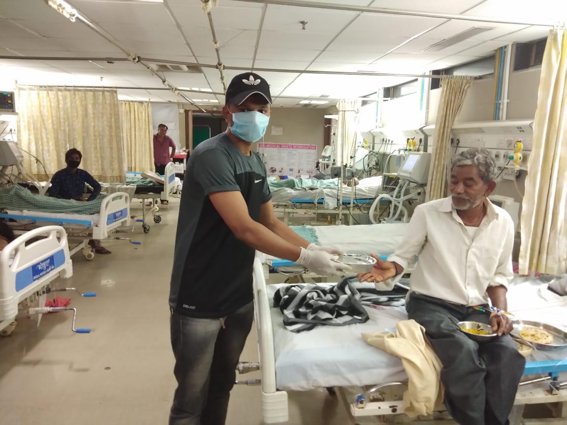 કોરોના ના કહેર સમયે અમદાવાદ શહેર જ નહીં આખું રાજ્ય દેશ અને દુનિયા ખુબજ લાચારી અનુભવી રહી છે સરકાર અને મેડિકલ સ્ટાફ તેની સામે ૨૪ કલાક ખડેપગે રહી કોરોનાંને ફાઇટ આપવા મક્કમ છે ત્યારે શહેરની સર્વોપરી સંસ્થાઓ આ ગંભીર પરિસ્થિતિમાં લોકોની સાથે અડીખમ ઊભી છે. કોરોના ના કહેર સમયે અમદાવાદ શહેર જ નહીં આખું રાજ્ય દેશ અને દુનિયા ખુબજ લાચારી અનુભવી રહી છે સરકાર અને મેડિકલ સ્ટાફ તેની સામે ૨૪ કલાક ખડેપગે રહી કોરોનાંને ફાઇટ આપવા મક્કમ છે ત્યારે શહેરની સર્વોપરી સંસ્થાઓ આ ગંભીર પરિસ્થિતિમાં લોકોની સાથે અડીખમ ઊભી છે.