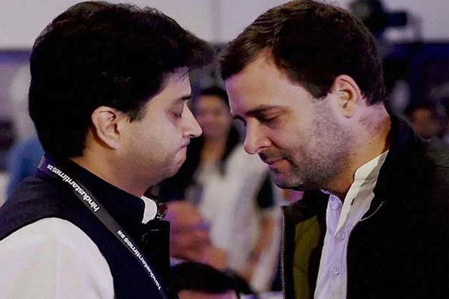 10 જનપથ સાથે જોડાયેલા નજીકના સૂત્રોનું માનીએ તો સિંધિયાના એ દાવોમાં કોઈ હકીકત નથી જેમાં કહેવામાં આવ્યું છે કે કૉંગ્રેસ હાઇકમાન્ડ તેમને મળવાનો સમય નથી આપતા. એ દાવો પણ ખોટો છે કે મધ્ય પ્રદેશ કૉંગ્રેસની અંદરની ખેંચતાણનું સમાધાન શોધવા માટે સિંધિયાને કોઈ વિકલ્પ નહોતો અપાયો. સૂત્રનું કહેવું છે કે ફેબ્રુઆરીના છેલ્લા સપ્તાહમાં વિદેશ પ્રવાસે રવાના થતાં પહેલાં મુખ્યમંત્રી કમલનાથ અને દિગ્વિજય સિંહની સાથે ચાલી રહેલી ખેંચતાણ ખતમ કરવાનો ફૉર્મ્યૂલા શોધવા માટે રાહુલ ગાંધીએ સીધી જ્યોતિરાદિત્ય સાથે વાત કરી હતી. રાહુલે તેના માટે સિંધિયાને પોતાની સાથે બહાર લંચ પર લઈને ગયા હતા, જ્યાં બંને વચ્ચે લાંબી વાતચીત થઈ હતી. 10 જનપથ સાથે જોડાયેલા નજીકના સૂત્રોનું માનીએ તો સિંધિયાના એ દાવોમાં કોઈ હકીકત નથી જેમાં કહેવામાં આવ્યું છે કે કૉંગ્રેસ હાઇકમાન્ડ તેમને મળવાનો સમય નથી આપતા. એ દાવો પણ ખોટો છે કે મધ્ય પ્રદેશ કૉંગ્રેસની અંદરની ખેંચતાણનું સમાધાન શોધવા માટે સિંધિયાને કોઈ વિકલ્પ નહોતો અપાયો. સૂત્રનું કહેવું છે કે ફેબ્રુઆરીના છેલ્લા સપ્તાહમાં વિદેશ પ્રવાસે રવાના થતાં પહેલાં મુખ્યમંત્રી કમલનાથ અને દિગ્વિજય સિંહની સાથે ચાલી રહેલી ખેંચતાણ ખતમ કરવાનો ફૉર્મ્યૂલા શોધવા માટે રાહુલ ગાંધીએ સીધી જ્યોતિરાદિત્ય સાથે વાત કરી હતી. રાહુલે તેના માટે સિંધિયાને પોતાની સાથે બહાર લંચ પર લઈને ગયા હતા, જ્યાં બંને વચ્ચે લાંબી વાતચીત થઈ હતી.