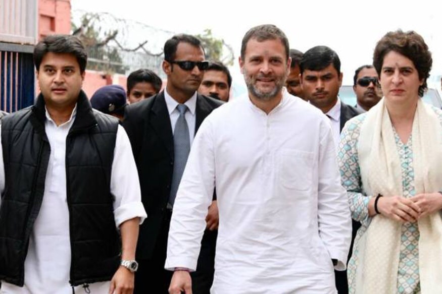 ભોપાલ : કૉંગ્રેસ (Congress)ને જોરદાર આંચકો આપીને જ્યોતિરાદિત્ય સિંધિયા (Jyotiraditya Scindia) બીજેપી (BJP)માં સામેલ થઈ ગયા. સિંધિયાએ આરોપ લગાવ્યો કે તેમને પાર્ટીમાં સતત નજરઅંદાજ કરવામાં આવી રહ્યા હતા. તેમની વાત સાંભળવા જ નહોતી આવતી. જોકે, ગાંધી પરિવાર (Gandhi Family)એ આ તમામ આરોપોને ફગાવી દીધા છે. રાહુલ ગાંધી (Rahul Gandhi)એ સ્પષ્ટ કહ્યું કે જ્યોતિરાદિત્ય જ એક એવી વ્યક્તિ હતા, જેમના માટે તેમના ઘરના દરવાજા હંમેશા ખુલ્લા રહેતા હતા. કૉંગ્રેસ હાઇકમાન્ડના નજીકના સૂત્રોએ તો એમ પણ કહ્યું કે પારિવારિછક નિકટતાના કારણે જે સોનિયા ગાંધી અને રાહુલ ગાંધીને આશા નહોતી કે રાજકીય ખેંચતાણના આ પ્રકરણમાં સિંધિયા પાર્ટી છોડવા સુધીનો નિર્ણય લઈ શકે છે. ભોપાલ : કૉંગ્રેસ (Congress)ને જોરદાર આંચકો આપીને જ્યોતિરાદિત્ય સિંધિયા (Jyotiraditya Scindia) બીજેપી (BJP)માં સામેલ થઈ ગયા. સિંધિયાએ આરોપ લગાવ્યો કે તેમને પાર્ટીમાં સતત નજરઅંદાજ કરવામાં આવી રહ્યા હતા. તેમની વાત સાંભળવા જ નહોતી આવતી. જોકે, ગાંધી પરિવાર (Gandhi Family)એ આ તમામ આરોપોને ફગાવી દીધા છે. રાહુલ ગાંધી (Rahul Gandhi)એ સ્પષ્ટ કહ્યું કે જ્યોતિરાદિત્ય જ એક એવી વ્યક્તિ હતા, જેમના માટે તેમના ઘરના દરવાજા હંમેશા ખુલ્લા રહેતા હતા. કૉંગ્રેસ હાઇકમાન્ડના નજીકના સૂત્રોએ તો એમ પણ કહ્યું કે પારિવારિછક નિકટતાના કારણે જે સોનિયા ગાંધી અને રાહુલ ગાંધીને આશા નહોતી કે રાજકીય ખેંચતાણના આ પ્રકરણમાં સિંધિયા પાર્ટી છોડવા સુધીનો નિર્ણય લઈ શકે છે.