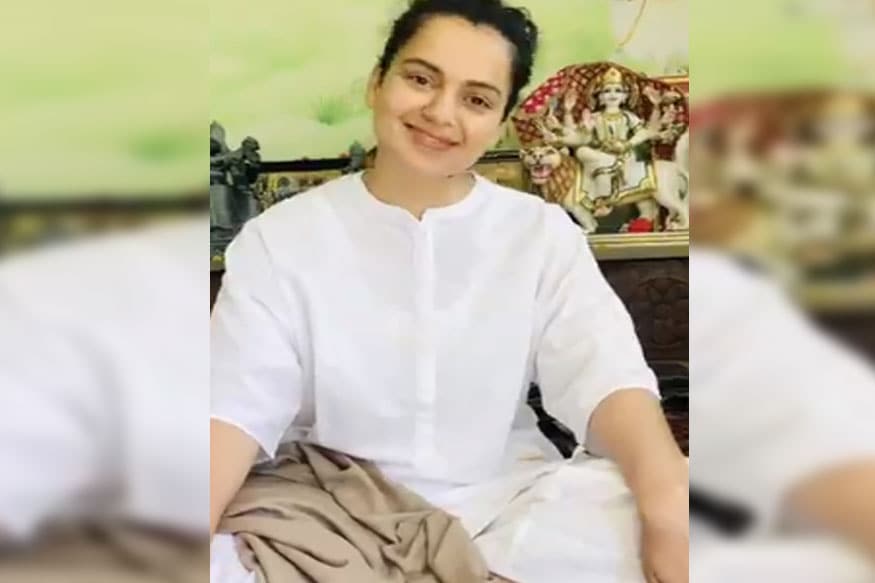 બોલિવૂડ (Bollywood)ની પંગા ક્વીન કંગના રનૌત (Kangana Ranaut) પોતાના અલગ અંદાજ માટે જાણીતી છે. કોરોના વાયરસના કારણે હાલ તે પોતાના ઘરના લોકોની સાથે સમય વ્યતિત કરી રહી છે. હાલમાં જ કંગનાનો જન્મદિવસ ગયો. જે પછી તે કોરોના વાયરસની એડવાઇઝરી ફોલો ન કરવાના કારણે ટ્રોલ થઇ હતી. ઉલ્લેખનીય છે કે કંગનાની બહેન રંગોલી ચંદેલી (Rangoli Chandel) પણ સોશિયલ મીડિયા (Social Media) પર ખૂબ જ એક્ટિવ છે. અને તે અવાર નવાર કંગના વિષે અહીં જાણકારી મૂકતી રહે છે. ત્યારે હાલમાં જ કંગનના આધ્યાત્મિક વીડિયો રંગોલીએ શેર કર્યા છે. જેમાં કંગનાનું નવું જ રૂપ જોવા મળી રહ્યું છે. બોલિવૂડ (Bollywood)ની પંગા ક્વીન કંગના રનૌત (Kangana Ranaut) પોતાના અલગ અંદાજ માટે જાણીતી છે. કોરોના વાયરસના કારણે હાલ તે પોતાના ઘરના લોકોની સાથે સમય વ્યતિત કરી રહી છે. હાલમાં જ કંગનાનો જન્મદિવસ ગયો. જે પછી તે કોરોના વાયરસની એડવાઇઝરી ફોલો ન કરવાના કારણે ટ્રોલ થઇ હતી. ઉલ્લેખનીય છે કે કંગનાની બહેન રંગોલી ચંદેલી (Rangoli Chandel) પણ સોશિયલ મીડિયા (Social Media) પર ખૂબ જ એક્ટિવ છે. અને તે અવાર નવાર કંગના વિષે અહીં જાણકારી મૂકતી રહે છે. ત્યારે હાલમાં જ કંગનના આધ્યાત્મિક વીડિયો રંગોલીએ શેર કર્યા છે. જેમાં કંગનાનું નવું જ રૂપ જોવા મળી રહ્યું છે.