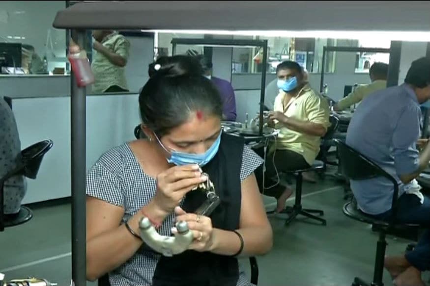 કિર્તેશ પટેલ : કોરોના વાઇરસને (Corona Virus) લઇને દુનિયાના તમામ ઉધોગ (Industry) બંધ છે ત્યારે મંદીમાંથી હાલમાં પસાર થઈ રહેલ સુરતનો (Surat) હીરા ઉધોગ (Diamond Industry) ચાલુ રાખવામાં આવ્યો છે. જોકે આ ઉધોગ પર કોરોના વાયરસની (Corona Virus) અસર થઈ છે. એક બાજુ હીરાના એક્સપોર્ટમાં (Diamond Export) 40 ટકાનો ઘટાડો થઈ ગયો છે છતાં કેટલાક તકેદારીના પગલાંના કારણે હીરા ઉદ્યોગ હજુ પણ ધમધમી રહ્યો છે. સાંભળવામાં નવાઈ લાગશે પરંતુ તેનું સૌથી મોટું કારણ છે કે શેઠિયા નથી ઇચ્છતા કે રત્નકલાકારો બેકાર બને અને મંદીની અસરમાં તેમની રોજી છીનવાય તેથી તેઓ માસ્ક (Mask) પહેરાવી અને હેન્ડ સેનિટાઇઝરના ઉપયોગથી હીરા ઉદ્યોગને ચમકતો રાખી રહ્યા છે. કિર્તેશ પટેલ : કોરોના વાઇરસને (Corona Virus) લઇને દુનિયાના તમામ ઉધોગ (Industry) બંધ છે ત્યારે મંદીમાંથી હાલમાં પસાર થઈ રહેલ સુરતનો (Surat) હીરા ઉધોગ (Diamond Industry) ચાલુ રાખવામાં આવ્યો છે. જોકે આ ઉધોગ પર કોરોના વાયરસની (Corona Virus) અસર થઈ છે. એક બાજુ હીરાના એક્સપોર્ટમાં (Diamond Export) 40 ટકાનો ઘટાડો થઈ ગયો છે છતાં કેટલાક તકેદારીના પગલાંના કારણે હીરા ઉદ્યોગ હજુ પણ ધમધમી રહ્યો છે. સાંભળવામાં નવાઈ લાગશે પરંતુ તેનું સૌથી મોટું કારણ છે કે શેઠિયા નથી ઇચ્છતા કે રત્નકલાકારો બેકાર બને અને મંદીની અસરમાં તેમની રોજી છીનવાય તેથી તેઓ માસ્ક (Mask) પહેરાવી અને હેન્ડ સેનિટાઇઝરના ઉપયોગથી હીરા ઉદ્યોગને ચમકતો રાખી રહ્યા છે.