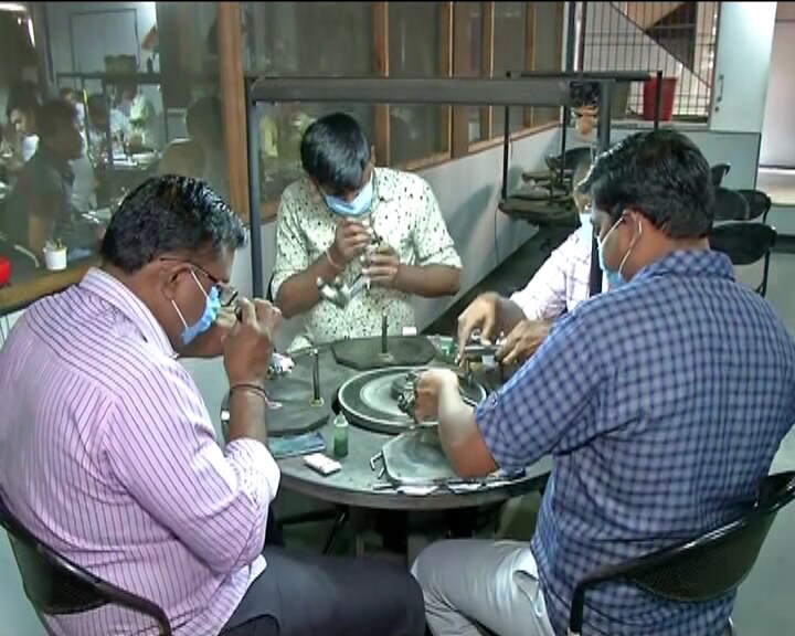 જોકે હીરાના કારખાના કોરોના વાઇરસની દહેશત વચ્ચે ચાલુ રાખવામાં આવ્યા છે પણ કામ કરતા કર્મચારીઓ પર આ વાઇરસની અસર ન થાય તે માટે તકેદારી પણ રાખવામાં આવે છે. એક બાજુ આવનારા કારીગર નોટિસ બોર્ડ પર વાઇરસથી બચવા શું કરવું તેની જાણકારી આપવા સાથે માસ્ક પહેરીને કામ કરવા સાથે સેનિટાઇઝરનો ઉપયોગ સતત કરતા સૂચન આપવામાં આવ્યુ છે. જોકે હીરાના કારખાના કોરોના વાઇરસની દહેશત વચ્ચે ચાલુ રાખવામાં આવ્યા છે પણ કામ કરતા કર્મચારીઓ પર આ વાઇરસની અસર ન થાય તે માટે તકેદારી પણ રાખવામાં આવે છે. એક બાજુ આવનારા કારીગર નોટિસ બોર્ડ પર વાઇરસથી બચવા શું કરવું તેની જાણકારી આપવા સાથે માસ્ક પહેરીને કામ કરવા સાથે સેનિટાઇઝરનો ઉપયોગ સતત કરતા સૂચન આપવામાં આવ્યુ છે.