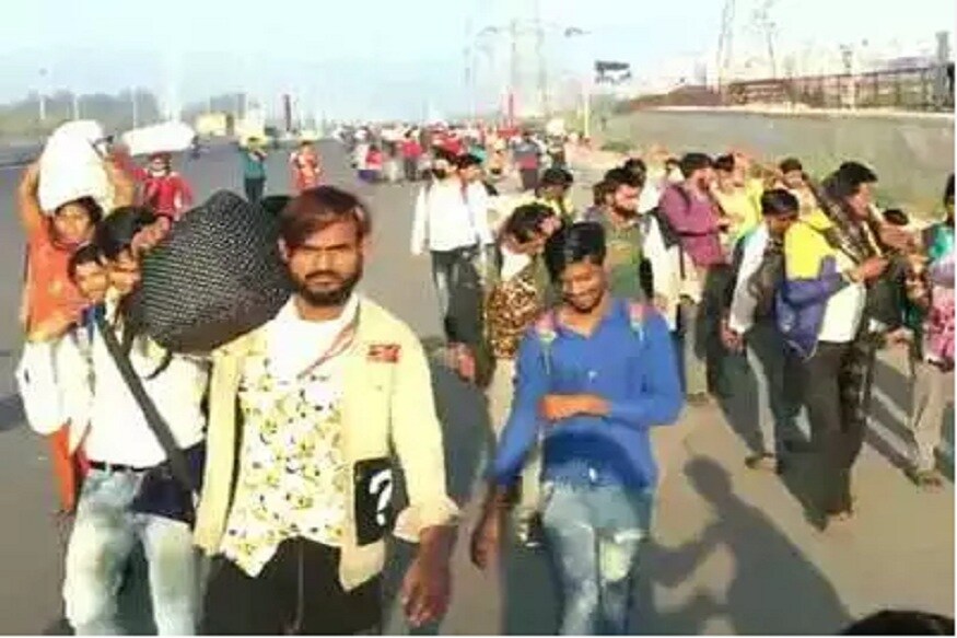ભોપાલઃ કોરોના વાયરસ સામે લડવા માટે વડાપ્રધાન નરેન્દ્ર મોદીએ સમગ્ર દેશમાં 21 દિવસ માટે લોકડાઉન જાહેર કરી દીધું છે ત્યારે શહેરમાં રહેતા લોકો પોતાના ગામ તરફ વળ્યા છે. પરંતુ હજી ઘરે જતા પહેલા એકવાર વિચારવું જરૂરી છે. પરંતુ ગામમાં રહેતા લોકો આવનારા લોકોને મળવા માટે ખચકાય છે. મધ્ય પ્રદેશના દતિયામાં પણ આવી ઘટના બની છે. બીજા રાજ્યોમાંથી આવનારા લોકોને પરિવારે કહ્યું કે પહેલા કોરોના ટેસ્ટ કરાવીને આવો. આવી સ્થિતિમાં ચાલીને ઘરે પહોંચેલા લોકોના ન રહ્યા ઘરના અને ન રહ્યા ઘાટના. (પ્રતિકાત્મક તસવીર) ભોપાલઃ કોરોના વાયરસ સામે લડવા માટે વડાપ્રધાન નરેન્દ્ર મોદીએ સમગ્ર દેશમાં 21 દિવસ માટે લોકડાઉન જાહેર કરી દીધું છે ત્યારે શહેરમાં રહેતા લોકો પોતાના ગામ તરફ વળ્યા છે. પરંતુ હજી ઘરે જતા પહેલા એકવાર વિચારવું જરૂરી છે. પરંતુ ગામમાં રહેતા લોકો આવનારા લોકોને મળવા માટે ખચકાય છે. મધ્ય પ્રદેશના દતિયામાં પણ આવી ઘટના બની છે. બીજા રાજ્યોમાંથી આવનારા લોકોને પરિવારે કહ્યું કે પહેલા કોરોના ટેસ્ટ કરાવીને આવો. આવી સ્થિતિમાં ચાલીને ઘરે પહોંચેલા લોકોના ન રહ્યા ઘરના અને ન રહ્યા ઘાટના. (પ્રતિકાત્મક તસવીર)