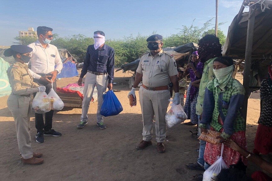 મોરબીમાં વહીવટી તંત્ર અને પોલીસ તંત્ર દ્વારા લોકડાઉનનું (lockdown) ચુસ્ત પણે અમલ થઈ રહ્યો .છે ત્યારે મોરબી એસપી ડો કરનરાજ વાઘેલાએ પણ કર્મચારીઓને સતર્ક રહેવાની સૂચના આપવાની સાથે લોકો ભૂખ્યા ન રહે તેવી પહેલ કરી હતી. જેના પગલે મોરબી તાલુકા પોલીસ દ્વારા 250 કિટનું વિતરણ કરવામાં આવ્યું હતું. (અતુલ જોશી, મોરબી) મોરબીમાં વહીવટી તંત્ર અને પોલીસ તંત્ર દ્વારા લોકડાઉનનું (lockdown) ચુસ્ત પણે અમલ થઈ રહ્યો .છે ત્યારે મોરબી એસપી ડો કરનરાજ વાઘેલાએ પણ કર્મચારીઓને સતર્ક રહેવાની સૂચના આપવાની સાથે લોકો ભૂખ્યા ન રહે તેવી પહેલ કરી હતી. જેના પગલે મોરબી તાલુકા પોલીસ દ્વારા 250 કિટનું વિતરણ કરવામાં આવ્યું હતું. (અતુલ જોશી, મોરબી)