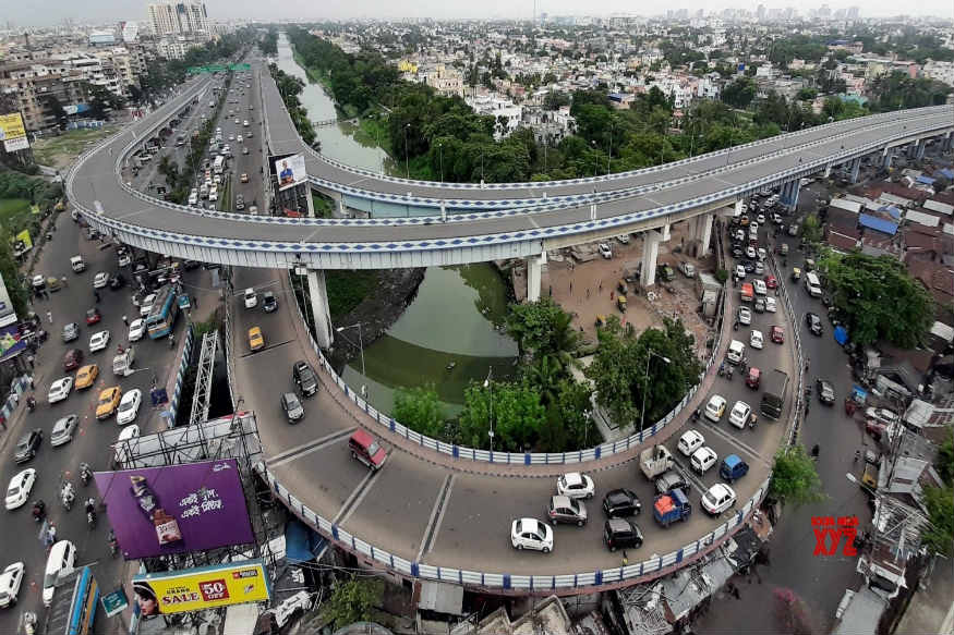 અંકિત પોપટ, રાજકોટ : તાજેતરમાં જ રાજકોટ મનપાના જનરલ બોર્ડમાં પાંચ જેટલા ગામોને ભેળવવાની દરખાસ્ત મૂકવામાં આવી હતી. જે દરખાસ્ત બહુમતી થી મંજૂર થતાં તેને સરકારમાં મોકલવામાં આવી છે. તો બીજી તરફ રાજકોટ શહેરમાં દિવસે અને દિવસે ટ્રાફિકની સમસ્યા ગંભીર બની રહી છે ત્યારે તાજેતરમાં જ રાજ્યના મુખ્યપ્રધાન વિજય રૂપાણી દ્વારા રાજ્ય સરકારની ગ્રાન્ટ આધારિત સાત જેટલા અંડરબ્રિજ અને ઓવરબ્રિજ બનાવવાની જાહેરાત કરવામાં આવી હતી. દરમિયાન શહેરની વધતીજતી સમસ્યાને ધ્યાનમાં રાખતા રાજકોટમાં પણ એક ઓવરબ્રીજ બનશે. (ફાઇલ તસવીર) અંકિત પોપટ, રાજકોટ : તાજેતરમાં જ રાજકોટ મનપાના જનરલ બોર્ડમાં પાંચ જેટલા ગામોને ભેળવવાની દરખાસ્ત મૂકવામાં આવી હતી. જે દરખાસ્ત બહુમતી થી મંજૂર થતાં તેને સરકારમાં મોકલવામાં આવી છે. તો બીજી તરફ રાજકોટ શહેરમાં દિવસે અને દિવસે ટ્રાફિકની સમસ્યા ગંભીર બની રહી છે ત્યારે તાજેતરમાં જ રાજ્યના મુખ્યપ્રધાન વિજય રૂપાણી દ્વારા રાજ્ય સરકારની ગ્રાન્ટ આધારિત સાત જેટલા અંડરબ્રિજ અને ઓવરબ્રિજ બનાવવાની જાહેરાત કરવામાં આવી હતી. દરમિયાન શહેરની વધતીજતી સમસ્યાને ધ્યાનમાં રાખતા રાજકોટમાં પણ એક ઓવરબ્રીજ બનશે. (ફાઇલ તસવીર)