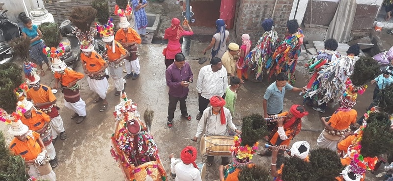 એક પરંપરા મુજબ હોળી દહન પછીના પાંચ દિવસ સુધી માનતા કે બાધા રાખેલ આદિવાસી યુવાન ઘૈરૈયાનું રૂપ ધારણ કરી ફરે છે અને ઘરમાં જતો નથી. જયારે કેટલાક યુવાનો સ્ત્રી વેશ ધારણ કરીને પણ ફરે છે અને આદિવાસી પરંપરાગત નૃત્ય કરી આ ઉત્સવને ઉજવે છે. એક પરંપરા મુજબ હોળી દહન પછીના પાંચ દિવસ સુધી માનતા કે બાધા રાખેલ આદિવાસી યુવાન ઘૈરૈયાનું રૂપ ધારણ કરી ફરે છે અને ઘરમાં જતો નથી. જયારે કેટલાક યુવાનો સ્ત્રી વેશ ધારણ કરીને પણ ફરે છે અને આદિવાસી પરંપરાગત નૃત્ય કરી આ ઉત્સવને ઉજવે છે.