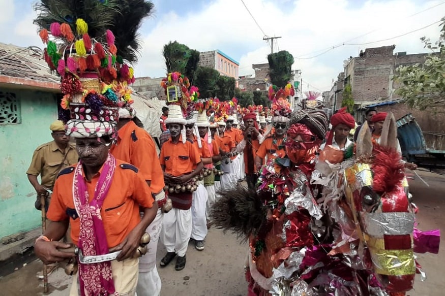 દિપક પટેલ, નર્મદા : જીલ્લામાં મોટા ભાગે આદિવાસી વસ્તી છે અને ગઈકાલે જ આદિવાસીઓનો સહુથી મોટા ઉત્સવ સમાન હોળી દહનનાં કાર્યક્રમ બાદ આજથી પાંચ દિવસ સુધી આદિવાસી સમાજ ધૂળેટી પર્વ મનાવી રહ્યાં છે. આ ધૂળેટીનો તહેવાર મનાવવા આદિવાસીઓ પરંપરાગત આદિવાસી વસ્ત્રો ધારણ કરી ઘૈરૈયાનું રૂપ ધારણ કરી આદિવાસી નૃત્યમાં મસ્ત બનીને ફરે છે, ધૈર ઉઘરાવી સંતોષ માને છે. દિપક પટેલ, નર્મદા : જીલ્લામાં મોટા ભાગે આદિવાસી વસ્તી છે અને ગઈકાલે જ આદિવાસીઓનો સહુથી મોટા ઉત્સવ સમાન હોળી દહનનાં કાર્યક્રમ બાદ આજથી પાંચ દિવસ સુધી આદિવાસી સમાજ ધૂળેટી પર્વ મનાવી રહ્યાં છે. આ ધૂળેટીનો તહેવાર મનાવવા આદિવાસીઓ પરંપરાગત આદિવાસી વસ્ત્રો ધારણ કરી ઘૈરૈયાનું રૂપ ધારણ કરી આદિવાસી નૃત્યમાં મસ્ત બનીને ફરે છે, ધૈર ઉઘરાવી સંતોષ માને છે.