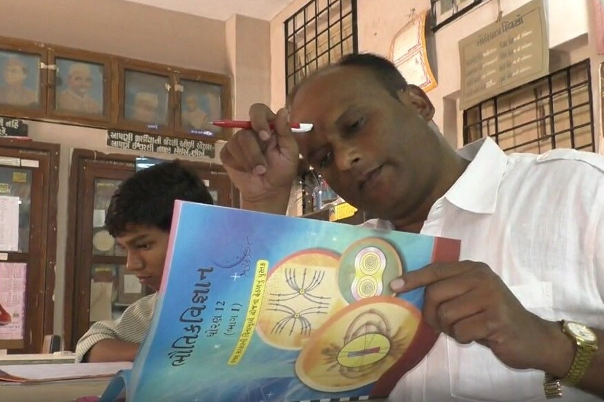 નવસારી : ગુરૂવારે 5મી માર્ચથી ગુજરાત બોર્ડની પરીક્ષા શરૂ થવાની છે. આ પરીક્ષામાં હજારો લાખો વિદ્યાર્થીઓ ભાગ લેશે. બોર્ડની પરીક્ષાની પૂર્વ સંધ્યાએ વિદ્યાર્થીઓ અને વાલીઓ જ્યારે ગભરાહટ અનુભવતા હશે ત્યારે તેમને નવસારીના આ પી.એચ.ડી હોલ્ડરની જીવન કથા પ્રેરણા આપશે. નવસારીના આ યુવક ડિપ્લોમાં એંજિનિયરીંગ કરી અને કોરોઝન સાયન્સમાં પી.એચ.ડી થઈ ગયા છે પરંતુ ધોરણ 12 સાયન્સની પરીક્ષા પાસ કરી શક્યા નથી. તેઓ 12માં ધોરણમાં 26 વાર નપાસ થયા છે અને આ વર્ષે બોર્ડની પરીક્ષામાં 27 વાર ઉતિર્ણ થવાના છે. નવસારી : ગુરૂવારે 5મી માર્ચથી ગુજરાત બોર્ડની પરીક્ષા શરૂ થવાની છે. આ પરીક્ષામાં હજારો લાખો વિદ્યાર્થીઓ ભાગ લેશે. બોર્ડની પરીક્ષાની પૂર્વ સંધ્યાએ વિદ્યાર્થીઓ અને વાલીઓ જ્યારે ગભરાહટ અનુભવતા હશે ત્યારે તેમને નવસારીના આ પી.એચ.ડી હોલ્ડરની જીવન કથા પ્રેરણા આપશે. નવસારીના આ યુવક ડિપ્લોમાં એંજિનિયરીંગ કરી અને કોરોઝન સાયન્સમાં પી.એચ.ડી થઈ ગયા છે પરંતુ ધોરણ 12 સાયન્સની પરીક્ષા પાસ કરી શક્યા નથી. તેઓ 12માં ધોરણમાં 26 વાર નપાસ થયા છે અને આ વર્ષે બોર્ડની પરીક્ષામાં 27 વાર ઉતિર્ણ થવાના છે.