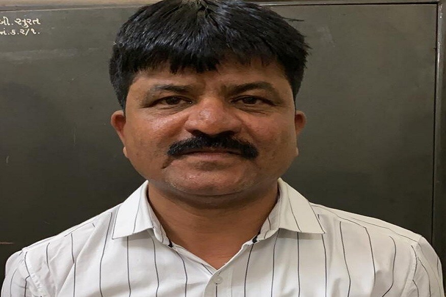 છેલ્લા લાંબા સમયથી સરકારી કર્મચારી રૂપિયા લીધા વગર કામ નથી કરતા હોવાની સતત ફરિયાદ સરકારમાં થઈ રહી છે. જેને લઇને સરકારે દ્વારા આવા લાંચિયા કર્મચારીઓને પકડી પાડવા ACBને કડક સૂચના આપવામાં આવી છે. ત્યારે ગાંધીના ગુજરાતમાં દારૂ બંધી હોવા છતાંય પોલીસ દ્વારા ગેરકાયદેસર રૂપિયા લઇને આવો વેપાર ચાલવા દેવામાં આવે છે. ત્યારે સુરતમાં ઉના વિસ્તારમાં એક ઇસમને આંકડા અને જુગારનો અડ્ડો ચાલુ રાખવા માટે સુરત PCB પોલીસ મથકમાં ફરજ બજાવતો પોલીસ કર્મચારી ચેતન શિલ્પીએ આ ઈસમ પાસે રૂપિયા 50 હજાર મહિને હપ્તો બાંધવામાં આવ્યો હતો. (ફોટો - PCB કર્મચારી ચેતન શિલ્પી) છેલ્લા લાંબા સમયથી સરકારી કર્મચારી રૂપિયા લીધા વગર કામ નથી કરતા હોવાની સતત ફરિયાદ સરકારમાં થઈ રહી છે. જેને લઇને સરકારે દ્વારા આવા લાંચિયા કર્મચારીઓને પકડી પાડવા ACBને કડક સૂચના આપવામાં આવી છે. ત્યારે ગાંધીના ગુજરાતમાં દારૂ બંધી હોવા છતાંય પોલીસ દ્વારા ગેરકાયદેસર રૂપિયા લઇને આવો વેપાર ચાલવા દેવામાં આવે છે. ત્યારે સુરતમાં ઉના વિસ્તારમાં એક ઇસમને આંકડા અને જુગારનો અડ્ડો ચાલુ રાખવા માટે સુરત PCB પોલીસ મથકમાં ફરજ બજાવતો પોલીસ કર્મચારી ચેતન શિલ્પીએ આ ઈસમ પાસે રૂપિયા 50 હજાર મહિને હપ્તો બાંધવામાં આવ્યો હતો. (ફોટો - PCB કર્મચારી ચેતન શિલ્પી)