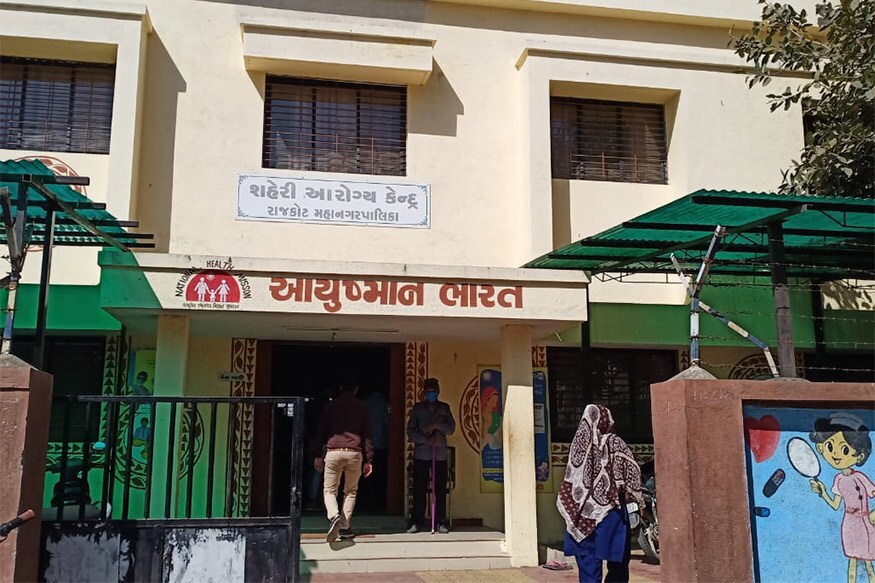જંગલેશ્વર વિસ્તારમાં રહેતા લોકોને ગમે ત્યારે ઇમરજન્સી સારવાર મળી રહે તે માટે જ રાજકોટ મહાનગરપાલિકા દ્વારા આરોગ્ય કેન્દ્ર 24 કલાક ખુલ્લું રાખવાની જાહેરાત કરવામાં આવી છે. સાથોસાથ જુદી જુદી શિફ્ટમાં તબીબોની ટીમ પણ આ આરોગ્ય કેન્દ્રમાં ફરજ બજાવશે. જંગલેશ્વર વિસ્તારમાં રહેતા લોકોને ગમે ત્યારે ઇમરજન્સી સારવાર મળી રહે તે માટે જ રાજકોટ મહાનગરપાલિકા દ્વારા આરોગ્ય કેન્દ્ર 24 કલાક ખુલ્લું રાખવાની જાહેરાત કરવામાં આવી છે. સાથોસાથ જુદી જુદી શિફ્ટમાં તબીબોની ટીમ પણ આ આરોગ્ય કેન્દ્રમાં ફરજ બજાવશે.