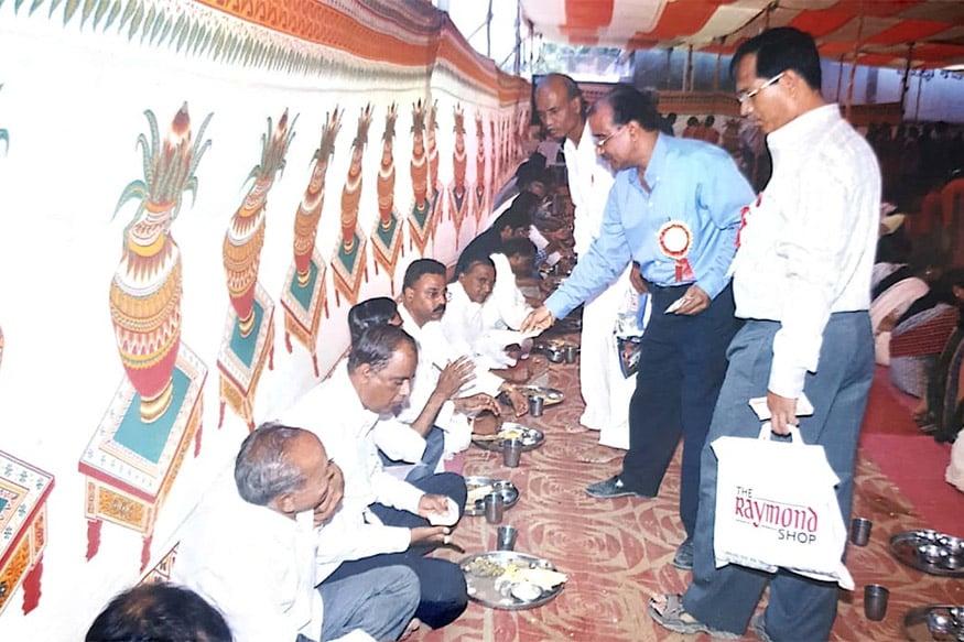 ખોટો આગ્રહ કરવામાં આવતો નથી. કારણ કે, આગ્રહને કારણે મહેમાને ફરજિયાત થાળીમાં લેવું પડે છે અને અન્નનો બગાડ થાય છે. ભોજન પીરસનાર ઓછું જ આપે છે, કહે છે કે જેટલીવાર જોઇતું હોય લઈ જજો પણ અન્નનો બગાડ ન કરતા. ખોટો આગ્રહ કરવામાં આવતો નથી. કારણ કે, આગ્રહને કારણે મહેમાને ફરજિયાત થાળીમાં લેવું પડે છે અને અન્નનો બગાડ થાય છે. ભોજન પીરસનાર ઓછું જ આપે છે, કહે છે કે જેટલીવાર જોઇતું હોય લઈ જજો પણ અન્નનો બગાડ ન કરતા.