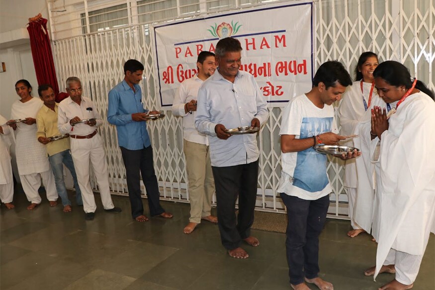જેટલી રકમ ભેગી થાય તેટલી જ બીજી રકમ ઉમેરીને તે જીવદયામાં વાપરવામાં આવે છે. જૈન આગેવાનોના મત મુજબ અન્નની બચત સામાજિક ક્ષેત્રે લાભદાયી છે. જાહેર કાર્યક્રમમાં ખાસ તકેદારી રખાઈ છે. જેટલી રકમ ભેગી થાય તેટલી જ બીજી રકમ ઉમેરીને તે જીવદયામાં વાપરવામાં આવે છે. જૈન આગેવાનોના મત મુજબ અન્નની બચત સામાજિક ક્ષેત્રે લાભદાયી છે. જાહેર કાર્યક્રમમાં ખાસ તકેદારી રખાઈ છે.