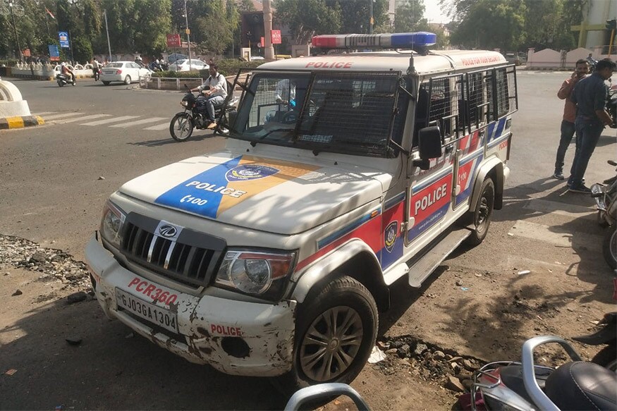 યસ બેંક ખાતે થોડા સમય પૂરતી બેંકના કર્મચારીઓ અને ખાતાધારકો વચ્ચે ઉગ્ર બોલાચાલી થઈ હતી. ઘર્ષણની સ્થિતિ પણ સર્જાઈ હતી. આ સમયે પોલીસે બેંકના કર્મચારીઓ અને ખાતાધારકો વચ્ચે મધ્યસ્થી કરીને મામલો થાળે પાડયો હતો. યસ બેંક ખાતે થોડા સમય પૂરતી બેંકના કર્મચારીઓ અને ખાતાધારકો વચ્ચે ઉગ્ર બોલાચાલી થઈ હતી. ઘર્ષણની સ્થિતિ પણ સર્જાઈ હતી. આ સમયે પોલીસે બેંકના કર્મચારીઓ અને ખાતાધારકો વચ્ચે મધ્યસ્થી કરીને મામલો થાળે પાડયો હતો.