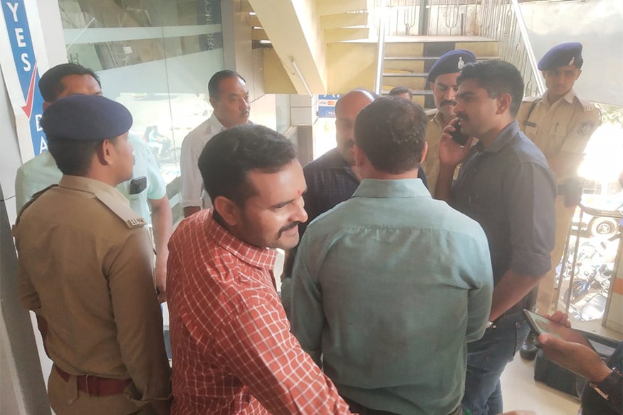 રાજકોટ : ગુરૂવારના રોજ રિઝર્વ બેંક ઓફ ઇન્ડિયા (Reserve Bank of India) એ યસ બેન્ક (Yes Bank Crisis) અંગે ચોંકાવનારો નિર્ણય લીધો હતો. મધ્યસ્થ બેંકે આદેશ કર્યો કે આગામી એક મહિના સુધી યસ બેંકના ખાતાધારકો (Yes Bank Account Holder) પોતાના ખાતામાંથી 50 હજાર કરતા વધારે રકમ નહીં ઉપાડી શકે. આવી જાહેરાત થતા જ રાતથી જ બેંકના એટીએમ (Yes Bank ATM) બહાર લાઈનો લાગી ગઈ હતી. તો શુક્રવારે બેંક ખુલતા જ બેંક બહાર પણ ખાતાધારકોની (Customer Queue outside Yes Bank) લાઇનો લાગી હતી. આ સમયે બેંકના કર્મચારીઓ અને ગ્રાહકો વચ્ચે ઘર્ષણના બનાવો પણ બન્યા હતા. રાજકોટ : ગુરૂવારના રોજ રિઝર્વ બેંક ઓફ ઇન્ડિયા (Reserve Bank of India) એ યસ બેન્ક (Yes Bank Crisis) અંગે ચોંકાવનારો નિર્ણય લીધો હતો. મધ્યસ્થ બેંકે આદેશ કર્યો કે આગામી એક મહિના સુધી યસ બેંકના ખાતાધારકો (Yes Bank Account Holder) પોતાના ખાતામાંથી 50 હજાર કરતા વધારે રકમ નહીં ઉપાડી શકે. આવી જાહેરાત થતા જ રાતથી જ બેંકના એટીએમ (Yes Bank ATM) બહાર લાઈનો લાગી ગઈ હતી. તો શુક્રવારે બેંક ખુલતા જ બેંક બહાર પણ ખાતાધારકોની (Customer Queue outside Yes Bank) લાઇનો લાગી હતી. આ સમયે બેંકના કર્મચારીઓ અને ગ્રાહકો વચ્ચે ઘર્ષણના બનાવો પણ બન્યા હતા.