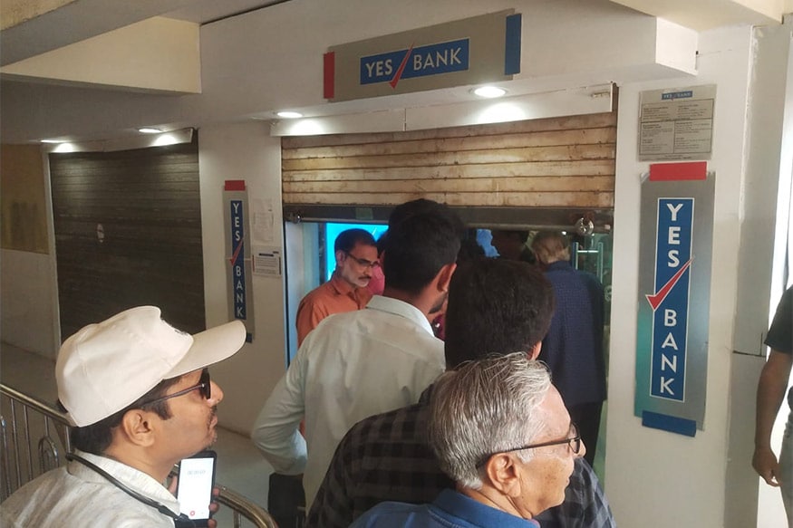 ખાતાધારકોનો રોષ જોતાં જ બેંકના અધિકારીઓએ રાજકોટ પોલીસ કંટ્રોલરૂમને પોલીસ પ્રોટેક્શન ફાળવવા માટે વિનંતી કરી હતી. સાથે જ ખાતાધારકો તોડફોડ કરશે તેવી ભીતિ પણ સેવી હતી. ખાતાધારકોનો રોષ જોતાં જ બેંકના અધિકારીઓએ રાજકોટ પોલીસ કંટ્રોલરૂમને પોલીસ પ્રોટેક્શન ફાળવવા માટે વિનંતી કરી હતી. સાથે જ ખાતાધારકો તોડફોડ કરશે તેવી ભીતિ પણ સેવી હતી.