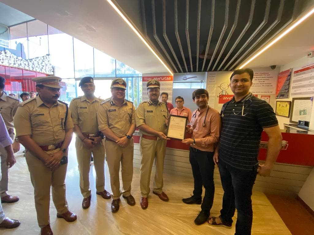 રાજકોટમાં 13 દિવસ પહેલા મહીકા અને ઠેબચડા ગામ ની વચ્ચે એક નવજાત તરછોડાયેલી દીકરી મળી આવી હતી. 108 ની ટીમ જ્યારે ઘટના સ્થળ પર પહોંચી ત્યારે તરછોડાયેલી દીકરી રક્તરંજિત હાલતમાં હતી. 108 ની ટીમ દ્વારા પ્રથમ તો આ દીકરીને સરકારી હોસ્પિટલમાં દાખલ કરવામાં આવી હતી જે બાદ વધુ સારવાર અર્થે દીકરીને ખાનગી હોસ્પિટલમાં ખસેડવામાં આવી હતી. રાજકોટમાં 13 દિવસ પહેલા મહીકા અને ઠેબચડા ગામ ની વચ્ચે એક નવજાત તરછોડાયેલી દીકરી મળી આવી હતી. 108 ની ટીમ જ્યારે ઘટના સ્થળ પર પહોંચી ત્યારે તરછોડાયેલી દીકરી રક્તરંજિત હાલતમાં હતી. 108 ની ટીમ દ્વારા પ્રથમ તો આ દીકરીને સરકારી હોસ્પિટલમાં દાખલ કરવામાં આવી હતી જે બાદ વધુ સારવાર અર્થે દીકરીને ખાનગી હોસ્પિટલમાં ખસેડવામાં આવી હતી.
