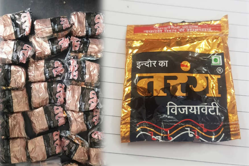 હરિન માત્રાવાડિયા, રાજકોટ : રંગીલા રાજકોટને (Rajkot) બેરંગ કરવા માટે નશાની (Addiction) લત નો નવો કીમિયો અજમાવવામાં આવી રહ્યો છે. શહેર અને જીલ્લાના અમુક પાનના (Panwala) ગલ્લા પર અને કરીયાણાની (Grocery Shops) દુકાનોમાં ચોકલેટ મુજબની પડીકી બનાવી કેફી પદાર્થ હોવાની પોલીસને (Police)ને આશંકા હોવાના કારણે દરોડા પાડવામાં આવ્યા હતા. આ દરોડામાં 5,000થી વધુ ગોળીઓ જપ્ત કરી પોલીસે ઝડપી પાડી હતી. હરિન માત્રાવાડિયા, રાજકોટ : રંગીલા રાજકોટને (Rajkot) બેરંગ કરવા માટે નશાની (Addiction) લત નો નવો કીમિયો અજમાવવામાં આવી રહ્યો છે. શહેર અને જીલ્લાના અમુક પાનના (Panwala) ગલ્લા પર અને કરીયાણાની (Grocery Shops) દુકાનોમાં ચોકલેટ મુજબની પડીકી બનાવી કેફી પદાર્થ હોવાની પોલીસને (Police)ને આશંકા હોવાના કારણે દરોડા પાડવામાં આવ્યા હતા. આ દરોડામાં 5,000થી વધુ ગોળીઓ જપ્ત કરી પોલીસે ઝડપી પાડી હતી.