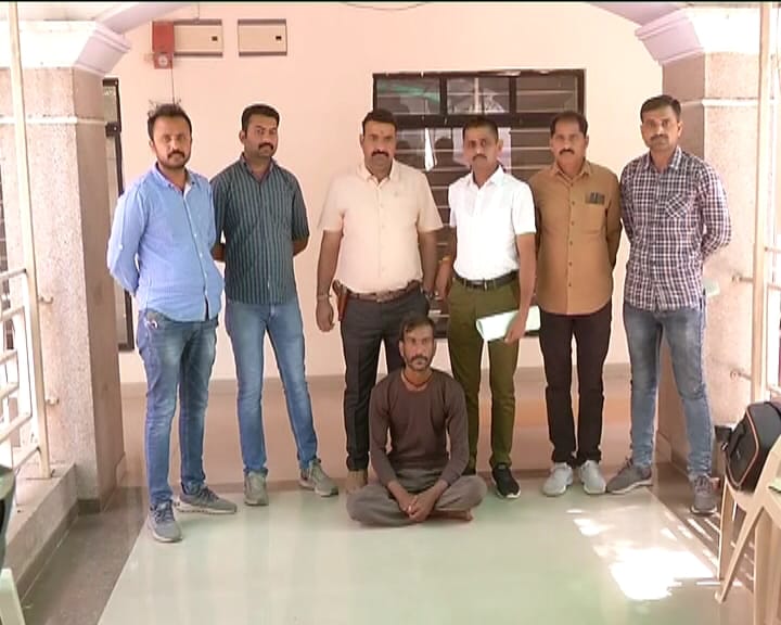 આરોપીએ ભક્તિનગર પોલીસ સ્ટેશન વિસ્તારમાં ગોંડલ રોડ ઉપર પેનોરમા કોમ્પ્લેક્સમાં ચોરીના ઈરાદે રફીક સંધિ અકબર શાહ ફકીર સાથે મળીને કોમ્પ્લેક્સ માં પ્રવેશ કર્યો હતો. ત્યારે ગેલેરીમાં સૂઈ રહેતા હરેશભાઈ ખવાસ નામનાં વ્યક્તિ જાગી જતા તેના ગળા ઉપર છરી મારી તેમનું મોત નિપજાવ્યું હતું. આરોપીએ ભક્તિનગર પોલીસ સ્ટેશન વિસ્તારમાં ગોંડલ રોડ ઉપર પેનોરમા કોમ્પ્લેક્સમાં ચોરીના ઈરાદે રફીક સંધિ અકબર શાહ ફકીર સાથે મળીને કોમ્પ્લેક્સ માં પ્રવેશ કર્યો હતો. ત્યારે ગેલેરીમાં સૂઈ રહેતા હરેશભાઈ ખવાસ નામનાં વ્યક્તિ જાગી જતા તેના ગળા ઉપર છરી મારી તેમનું મોત નિપજાવ્યું હતું.