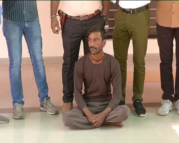 આરોપીએ સુરેન્દ્રનગર જિલ્લાનાં ચોટીલા પોલીસ સ્ટેશન વિસ્તારમાં હત્યા વિથ લૂંટના ગુનાને અંજામ આપ્યો હતો. વર્ષ 2005માં ગ્રીનલેન્ડ ચોકડી ખાતે થી પોતે રફીક સંધી, રાજેશ ઠાકુર સાથે આઇસરમાં બેસી ચોટીલા પાસે ડ્રાઈવરની હત્યા કરી હતી. જે બાદ રોકડ રકમની લૂંટ કરી હતી. જે ગુનામાં 2006માં આજીવન કેદની સજા થઇ હતી. વર્ષ 2013માં સજા માફ થતા જેલ મુક્તિ થઈ હતી આરોપીએ સુરેન્દ્રનગર જિલ્લાનાં ચોટીલા પોલીસ સ્ટેશન વિસ્તારમાં હત્યા વિથ લૂંટના ગુનાને અંજામ આપ્યો હતો. વર્ષ 2005માં ગ્રીનલેન્ડ ચોકડી ખાતે થી પોતે રફીક સંધી, રાજેશ ઠાકુર સાથે આઇસરમાં બેસી ચોટીલા પાસે ડ્રાઈવરની હત્યા કરી હતી. જે બાદ રોકડ રકમની લૂંટ કરી હતી. જે ગુનામાં 2006માં આજીવન કેદની સજા થઇ હતી. વર્ષ 2013માં સજા માફ થતા જેલ મુક્તિ થઈ હતી