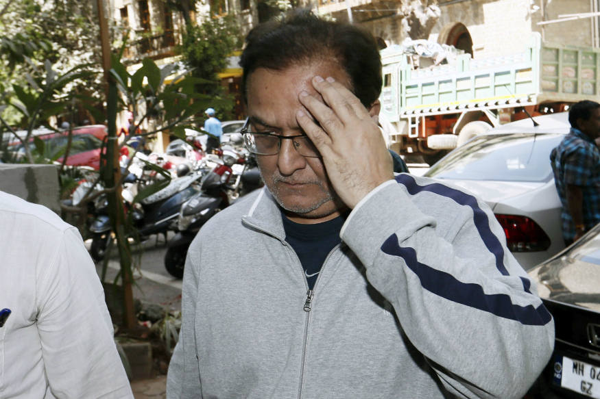 મુંબઈ : યસ બેંક (Yes Bank)ના સંસ્થાપક રાણા કપૂર (Rana Kapoor) પર ઈડીનો સકંજો કસાયા બાદ હવે તેઓ સીબીઆઈએ તેમની વિરુદ્ધ કેસ દાખલ કર્યો છે. ઈડીનો આરોપ છે કે રાણા કપૂરે કંપનીઓને લાન આપવાના બદલામાં લગભગ 600 કરોડની લાંચ લીધી. હાલ મુંબઈની એક કોર્ટે તેમને ત્રણ દિવસના રિમાન્ડ પર મોકલ્યા છે. ગયા વર્ષે જાન્યુઆરીમાં કપૂરને રિઝર્વ બેંક (RBI)ના આદેશ પર ચીફ એક્ઝિક્યૂટિવ ઑફિસર (CEO)નું પદ છોડવું પડ્યું હતું. ત્યારબાદ કપૂર લંડન ચાલ્યા ગયા હતા. એવામાં સવાલ ઊભો થાય છે કે જો રાણા કપૂરને ખબર હતી કે બેંકમાં અનેક પ્રકારની ગડબડી થઈ છે તો પછી તેઓ ભારત કેમ પાછા આવ્યા. તેમને ભારત પરત લાવવાની કામગીરી સરળ નહોતી. મોદી સરકાર અને આરબીઆઈએ તેના માટે પૂરો પ્લાન તૈયાર કર્યો હતો. મુંબઈ : યસ બેંક (Yes Bank)ના સંસ્થાપક રાણા કપૂર (Rana Kapoor) પર ઈડીનો સકંજો કસાયા બાદ હવે તેઓ સીબીઆઈએ તેમની વિરુદ્ધ કેસ દાખલ કર્યો છે. ઈડીનો આરોપ છે કે રાણા કપૂરે કંપનીઓને લાન આપવાના બદલામાં લગભગ 600 કરોડની લાંચ લીધી. હાલ મુંબઈની એક કોર્ટે તેમને ત્રણ દિવસના રિમાન્ડ પર મોકલ્યા છે. ગયા વર્ષે જાન્યુઆરીમાં કપૂરને રિઝર્વ બેંક (RBI)ના આદેશ પર ચીફ એક્ઝિક્યૂટિવ ઑફિસર (CEO)નું પદ છોડવું પડ્યું હતું. ત્યારબાદ કપૂર લંડન ચાલ્યા ગયા હતા. એવામાં સવાલ ઊભો થાય છે કે જો રાણા કપૂરને ખબર હતી કે બેંકમાં અનેક પ્રકારની ગડબડી થઈ છે તો પછી તેઓ ભારત કેમ પાછા આવ્યા. તેમને ભારત પરત લાવવાની કામગીરી સરળ નહોતી. મોદી સરકાર અને આરબીઆઈએ તેના માટે પૂરો પ્લાન તૈયાર કર્યો હતો.