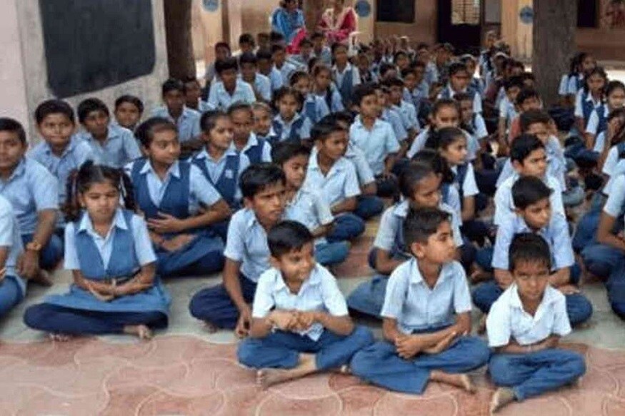 કોરોના વાયરસ (Coronavirus)ના કારણે દેશમાં લાગુ કરવામાં આવેલ લોકડાઉન 4.0 (Lockdown 4.0) હવે પૂર્ણ થઇ ગયું છે. સરકાર સ્થિતિ સામાન્ય થવાની રાહ જોઇ રહી છે. અને અનલોક લોકડાઉનમાં આ નવા ચરણમાં ચર્ચા ચાલી રહી છે કે જુલાઇથી રાજ્ય સરકાર શાળાઓ ખોલવા પર વિચાર કરશે. ઉલ્લેખનીય છે કે 16 માર્ચથી જ દેશભરના શાળા-કોલેજ બંધ પડ્યા છે. ત્યારે હવે શૈક્ષિણક સંસ્થાનોમાં શિક્ષકોને બોલવવા પ્રયાસો શરૂ થઇ ગયા છે. પણ વિદ્યાર્થીઓને ક્યારથી બોલવવા તે સિવાલ પર હાલ કોઇ નિર્ણય નથી લેવામાં આવ્યો. કેન્દ્ર સરકારે સ્પષ્ટ કર્યું છે કે પરિસ્થિતિને જોઇને સ્કૂલ અને કોલેજને જુલાઇમાં ખોલવા અંગે નિર્ણય લઇ શકાય છે. આ વચ્ચે દેશભરના તમામ વાલીઓ જુલાઇથી શાળા ખોલવાને લઇને એકજૂટ થઇ રહ્યા છે. કોરોના વાયરસ (Coronavirus)ના કારણે દેશમાં લાગુ કરવામાં આવેલ લોકડાઉન 4.0 (Lockdown 4.0) હવે પૂર્ણ થઇ ગયું છે. સરકાર સ્થિતિ સામાન્ય થવાની રાહ જોઇ રહી છે. અને અનલોક લોકડાઉનમાં આ નવા ચરણમાં ચર્ચા ચાલી રહી છે કે જુલાઇથી રાજ્ય સરકાર શાળાઓ ખોલવા પર વિચાર કરશે. ઉલ્લેખનીય છે કે 16 માર્ચથી જ દેશભરના શાળા-કોલેજ બંધ પડ્યા છે. ત્યારે હવે શૈક્ષિણક સંસ્થાનોમાં શિક્ષકોને બોલવવા પ્રયાસો શરૂ થઇ ગયા છે. પણ વિદ્યાર્થીઓને ક્યારથી બોલવવા તે સિવાલ પર હાલ કોઇ નિર્ણય નથી લેવામાં આવ્યો. કેન્દ્ર સરકારે સ્પષ્ટ કર્યું છે કે પરિસ્થિતિને જોઇને સ્કૂલ અને કોલેજને જુલાઇમાં ખોલવા અંગે નિર્ણય લઇ શકાય છે. આ વચ્ચે દેશભરના તમામ વાલીઓ જુલાઇથી શાળા ખોલવાને લઇને એકજૂટ થઇ રહ્યા છે.