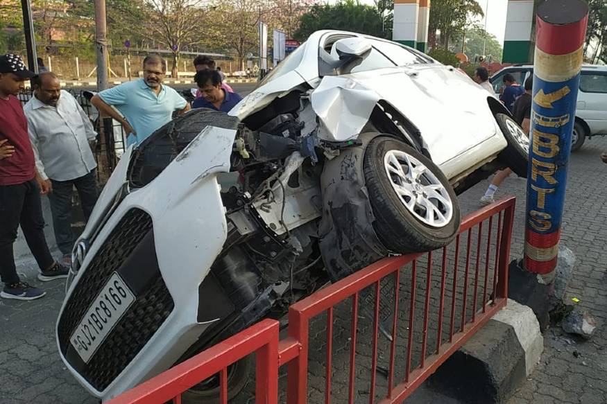 સુરત : શહેરમાં એક કાર ચાલકે સ્ટિયરિંગ (Surat Car Accident) પરથી કાબૂ ગુમાવતા કાર રેલિંગ (BRTS Ralling) પર ચઢી ગઈ હતી. જે બાદમાં કાર જેવી રીતે રેલિંગ પર લટકી રહી હતી તેને જોતા રસ્તા પર જ મોતના કૂવા જેવા દ્રશ્યો હોય તેવું લાગી રહ્યું હતું. જોકે, ચાલકે એક મહિલા (Woman)ને બચાવવા જતા સ્ટિયરિંગ (Car Steering) પરથી કાબૂ ગુમાવી દીધાનું માલુમ પડ્યું છે. સુરત : શહેરમાં એક કાર ચાલકે સ્ટિયરિંગ (Surat Car Accident) પરથી કાબૂ ગુમાવતા કાર રેલિંગ (BRTS Ralling) પર ચઢી ગઈ હતી. જે બાદમાં કાર જેવી રીતે રેલિંગ પર લટકી રહી હતી તેને જોતા રસ્તા પર જ મોતના કૂવા જેવા દ્રશ્યો હોય તેવું લાગી રહ્યું હતું. જોકે, ચાલકે એક મહિલા (Woman)ને બચાવવા જતા સ્ટિયરિંગ (Car Steering) પરથી કાબૂ ગુમાવી દીધાનું માલુમ પડ્યું છે.