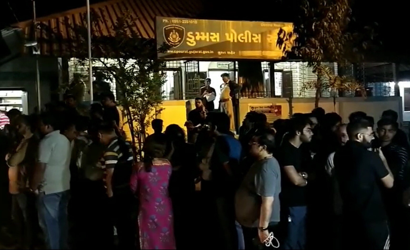 દારૂ પાર્ટીમાં રેડ પડી હોવાની જાણ થતા જ યુવક-યુવતીઓના માતાપિતાએ ડુમ્મસ પોલીસ સ્ટેશન બહાર જમાવડો કરી દીધો હતો. પોતાના વ્હાલસોયા સંતાનોના કરતૂતો જાણીને કેટલીય માતાઓ પોલીસ સ્ટેશનની બહાર રડી પડી હતી. દારૂ પાર્ટીમાં રેડ પડી હોવાની જાણ થતા જ યુવક-યુવતીઓના માતાપિતાએ ડુમ્મસ પોલીસ સ્ટેશન બહાર જમાવડો કરી દીધો હતો. પોતાના વ્હાલસોયા સંતાનોના કરતૂતો જાણીને કેટલીય માતાઓ પોલીસ સ્ટેશનની બહાર રડી પડી હતી.