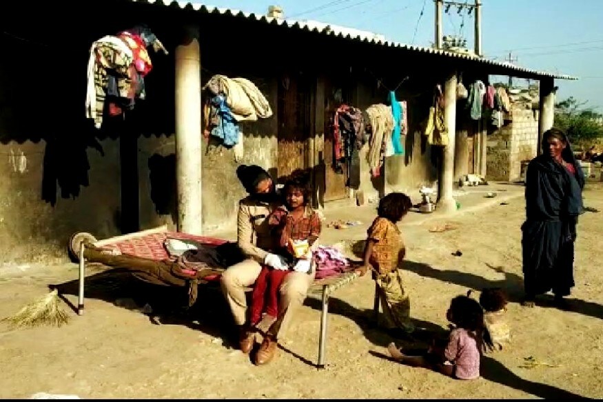 આ ઘટનાની જાણ રાહદારીઓએ ટંકારા પોલીસ સ્ટેશન એ કરતા મહિલા ફોજદાર એલ. બી. બગડા સહિતનો પોલીસનો કાફલો ઘટના સ્થળે દોડી ગયો હતો. તેમજ જે ખેતરમાંથી બંને લાશ મળી છે. ત્યાં આજુબાજુમાં તપાસ હાથ ધરી હતી. તાપસ દરમિયાન પ્રાથમિક તારણમાં પતિ-પત્નીની હત્યા અંગત અદાવતના કારણે તથા તીક્ષ્ણ હથિયાર વડે કરાઈ હોવાનું અનુમાન છે. આ ઘટનાની જાણ રાહદારીઓએ ટંકારા પોલીસ સ્ટેશન એ કરતા મહિલા ફોજદાર એલ. બી. બગડા સહિતનો પોલીસનો કાફલો ઘટના સ્થળે દોડી ગયો હતો. તેમજ જે ખેતરમાંથી બંને લાશ મળી છે. ત્યાં આજુબાજુમાં તપાસ હાથ ધરી હતી. તાપસ દરમિયાન પ્રાથમિક તારણમાં પતિ-પત્નીની હત્યા અંગત અદાવતના કારણે તથા તીક્ષ્ણ હથિયાર વડે કરાઈ હોવાનું અનુમાન છે.