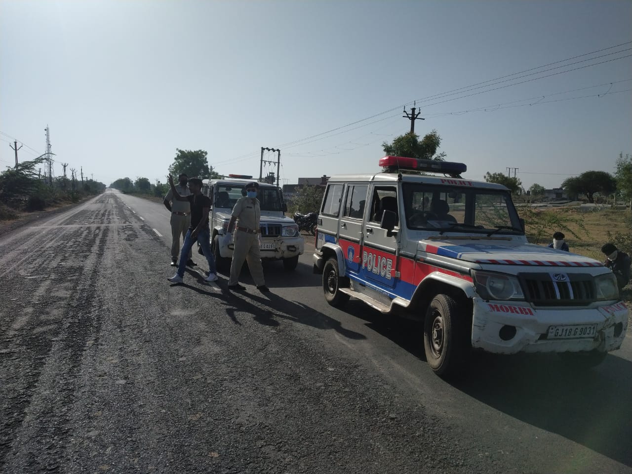 ઉલ્લેખનીય છે કે આ ઘટનાનો ભોગ બનેલા મૃતક દંપતી ઓટાળા ગામે આવેલ ન્યુ કિશાન સિમેન્ટ પાઇપના કારખાના સામે ઝૂપંડામાં રહેતા પરપ્રાંતીય મજૂર દંપતી છે. તેઓને સંતાનમાં ત્રણ પુત્રી અને એક પુત્ર છે. ચારેય બાળકો માતા-પિતાની છત્રછાયા ગુમાવતા હીબકે ચડ્યા હતા. જેને ટંકારા પોલીસમથકના મહિલા પીએસઆઈ એલ. બી. બગડા એ આશ્વાશન આપી નૈતિક ફરજ નિભાવી હતી. ઉલ્લેખનીય છે કે આ ઘટનાનો ભોગ બનેલા મૃતક દંપતી ઓટાળા ગામે આવેલ ન્યુ કિશાન સિમેન્ટ પાઇપના કારખાના સામે ઝૂપંડામાં રહેતા પરપ્રાંતીય મજૂર દંપતી છે. તેઓને સંતાનમાં ત્રણ પુત્રી અને એક પુત્ર છે. ચારેય બાળકો માતા-પિતાની છત્રછાયા ગુમાવતા હીબકે ચડ્યા હતા. જેને ટંકારા પોલીસમથકના મહિલા પીએસઆઈ એલ. બી. બગડા એ આશ્વાશન આપી નૈતિક ફરજ નિભાવી હતી.