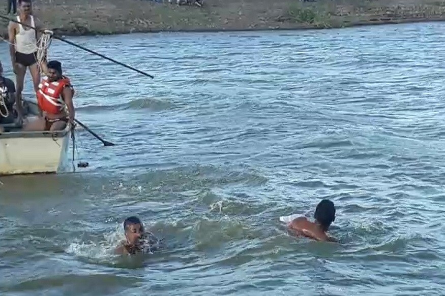 સુરત ફાયર બ્રિગેડની ટીમે ઘટના સ્થળે પહોંચી અને રેસ્ક્યૂ ઑપેરશન કર્યુ હતું જેમાં ગુમ થયેલા લોકોની શોધખોળ કરવામાં આવી રહી છે. સુરત ફાયર બ્રિગેડની ટીમે ઘટના સ્થળે પહોંચી અને રેસ્ક્યૂ ઑપેરશન કર્યુ હતું જેમાં ગુમ થયેલા લોકોની શોધખોળ કરવામાં આવી રહી છે.