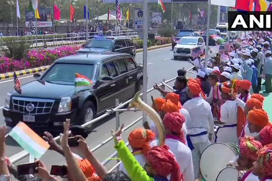 નોંધનીય છે કે, ટ્રમ્પ ભારતના પ્રવાસના પહેલા દિવસે અમેરિકાથી સીધા અમદાવાદ આવ્યા હતા. એરપોર્ટથી સ્ટેડિયમ જવાના રસ્તે તેમનું હજારો લોકો દ્વારા ભવ્ય સ્વાગત કરવામાં આવ્યું હતું. નોંધનીય છે કે, ટ્રમ્પ ભારતના પ્રવાસના પહેલા દિવસે અમેરિકાથી સીધા અમદાવાદ આવ્યા હતા. એરપોર્ટથી સ્ટેડિયમ જવાના રસ્તે તેમનું હજારો લોકો દ્વારા ભવ્ય સ્વાગત કરવામાં આવ્યું હતું.