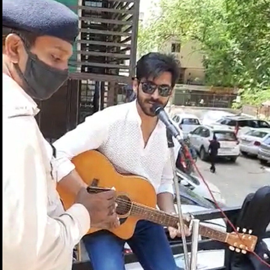 રાજ્યભરમાં કોરોના વાયરસ ની મહામારીને પગલે લોકડાઉનનું કડક પણે પોલીસ પાલન કરાવી રહી છે. ત્યારે પોલીસનો સખ્તાઈ ભર્યો એક ચેહરો તમે જોયો હશે, પણ લગભગ પોલીસ મનોરંજન આપી રહી હોય તેવુ નહીં જોયું હોય. પણ અમદાવાદના વસ્ત્રાપુર પોલીસે પણ આ પહેલ શરૂ કરી છે. રાજ્યભરમાં કોરોના વાયરસ ની મહામારીને પગલે લોકડાઉનનું કડક પણે પોલીસ પાલન કરાવી રહી છે. ત્યારે પોલીસનો સખ્તાઈ ભર્યો એક ચેહરો તમે જોયો હશે, પણ લગભગ પોલીસ મનોરંજન આપી રહી હોય તેવુ નહીં જોયું હોય. પણ અમદાવાદના વસ્ત્રાપુર પોલીસે પણ આ પહેલ શરૂ કરી છે.
