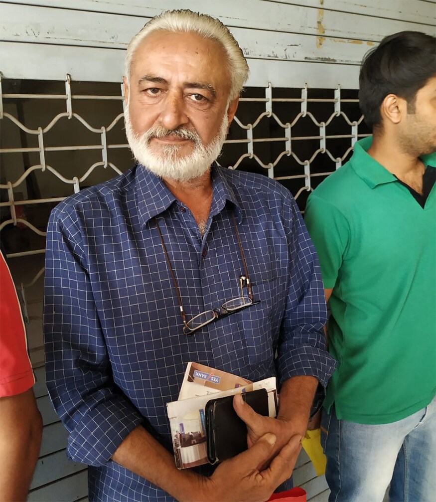 61 વર્ષીય સુનિલ શેઠ ન્યૂઝ18 ગુજરાતી સાથે વાતચીત કરતા જણાવ્યું હતું કે, ગત ત્રણ તારીખના રોજ તેમણે યસ બેન્કમાં પોતાના ખાતામાં પાંચ લાખ રૂપિયા મેડિકલ ઇમરજન્સી સારવાર માટે જમા કરાવ્યા હતા. ગઈકાલે તેમને જ્યારે ખબર પડી ત્યારે બેંક બંધ થઈ ચૂકી હતી. હાલ તેઓ મેડિકલ ઇમરજન્સી માટે પૈસા ઉપાડવા આવ્યા છે. તેમણે વધુમાં જણાવ્યું કે, તેમની પૌત્રીને હાલ ફીવર છે. તેને હૉસ્પિટલમાં ખસેડવામાં આવી છે. જેના કારણે તેઓ પૈસા ઉપાડવા આવ્યા છે. 61 વર્ષીય સુનિલ શેઠ ન્યૂઝ18 ગુજરાતી સાથે વાતચીત કરતા જણાવ્યું હતું કે, ગત ત્રણ તારીખના રોજ તેમણે યસ બેન્કમાં પોતાના ખાતામાં પાંચ લાખ રૂપિયા મેડિકલ ઇમરજન્સી સારવાર માટે જમા કરાવ્યા હતા. ગઈકાલે તેમને જ્યારે ખબર પડી ત્યારે બેંક બંધ થઈ ચૂકી હતી. હાલ તેઓ મેડિકલ ઇમરજન્સી માટે પૈસા ઉપાડવા આવ્યા છે. તેમણે વધુમાં જણાવ્યું કે, તેમની પૌત્રીને હાલ ફીવર છે. તેને હૉસ્પિટલમાં ખસેડવામાં આવી છે. જેના કારણે તેઓ પૈસા ઉપાડવા આવ્યા છે.