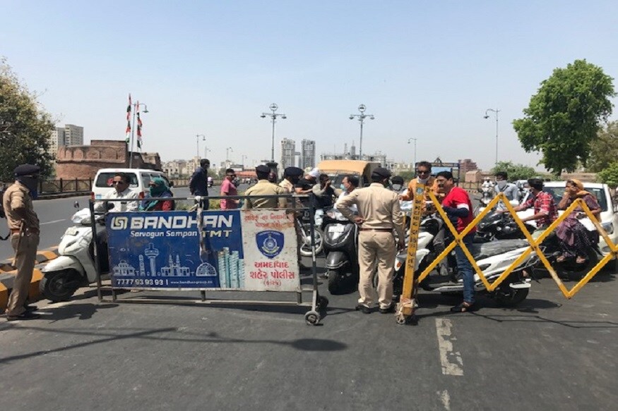 પ્રણવ પટેલ, અમદાવાદ : ગુજરાતના ગૃહ વિભાગ દ્વારા જાહેર કરાયેલા લોક ડાઉન જાહેરાત પર કેટલા રીક્ષા ચાલકો ભંગ કરતા જોવા મળ્યા હતા. જમાલપુરબ્રિજ પર પોલીસ દ્વારા બેરીકેટ લગાવી રીક્ષા ચાલકો અને અન્ય વાહનનો રોકવાના આવ્યા હતા. પોલીસ દ્વારા હળવો લાઠીચાર્જ પણ કરવામાં આવ્યો હતો. રીક્ષા ચાલકો નિયમોનું પાલન ન કરતા લોકો સામે કડક કાર્યવાહી હાથ ધરાઇ હતી. તો કેટલાક રીક્ષા ચાલકો અને વાહન ચાલકો માસ્ક પહેર્યા વગર ફરી રહ્યા હતા. તેવા લોકોને પોલીસ દ્વારા સમજ આપવામા આવી હતી. પ્રણવ પટેલ, અમદાવાદ : ગુજરાતના ગૃહ વિભાગ દ્વારા જાહેર કરાયેલા લોક ડાઉન જાહેરાત પર કેટલા રીક્ષા ચાલકો ભંગ કરતા જોવા મળ્યા હતા. જમાલપુરબ્રિજ પર પોલીસ દ્વારા બેરીકેટ લગાવી રીક્ષા ચાલકો અને અન્ય વાહનનો રોકવાના આવ્યા હતા. પોલીસ દ્વારા હળવો લાઠીચાર્જ પણ કરવામાં આવ્યો હતો. રીક્ષા ચાલકો નિયમોનું પાલન ન કરતા લોકો સામે કડક કાર્યવાહી હાથ ધરાઇ હતી. તો કેટલાક રીક્ષા ચાલકો અને વાહન ચાલકો માસ્ક પહેર્યા વગર ફરી રહ્યા હતા. તેવા લોકોને પોલીસ દ્વારા સમજ આપવામા આવી હતી.