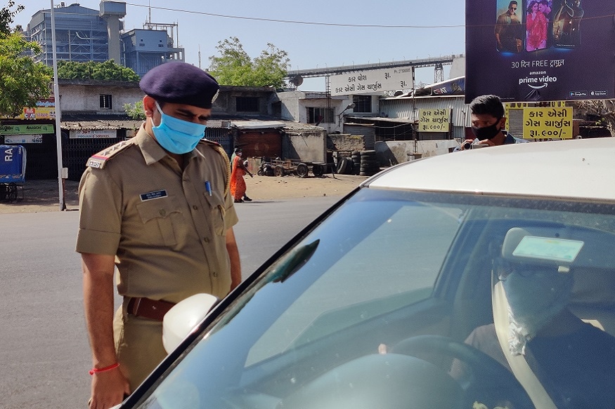 હર્મેશ સુખડિયા, અમદાવાદ: લોકોના મનમાં પોલીસની છાપ સિક્કાની બે બાજુ જેવી હોય છે. કેટલાય લોકો પોલીસની સારી કામગીરી અને સારી છાપ જોતા હોય છે તો કેટલાય લોકો પોલીસની નકારાત્મક વાતો જ ધ્યાનમાં રાખતા હોય છે. પણ હાલ ચાલી રહેલી વૈશ્વિક મહામારી માં એક એવા અધિકારીની હૃદયસ્પર્શી કહાની સામે આવી છે જે વાંચીને કંપારી છૂટી જાય. આ કહાની જાણીને તમામ લોકોને ગુજરાત પોલીસ પર ગૌરવ થશે. હર્મેશ સુખડિયા, અમદાવાદ: લોકોના મનમાં પોલીસની છાપ સિક્કાની બે બાજુ જેવી હોય છે. કેટલાય લોકો પોલીસની સારી કામગીરી અને સારી છાપ જોતા હોય છે તો કેટલાય લોકો પોલીસની નકારાત્મક વાતો જ ધ્યાનમાં રાખતા હોય છે. પણ હાલ ચાલી રહેલી વૈશ્વિક મહામારી માં એક એવા અધિકારીની હૃદયસ્પર્શી કહાની સામે આવી છે જે વાંચીને કંપારી છૂટી જાય. આ કહાની જાણીને તમામ લોકોને ગુજરાત પોલીસ પર ગૌરવ થશે.
