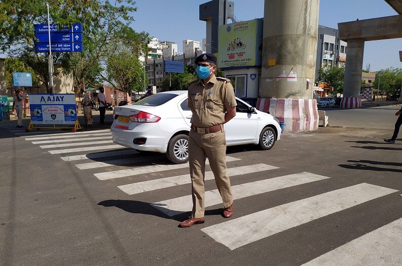 હાલ ચાલી રહેલી વૈશ્વિક મહામારી અને તેમા લોકડાઉનની પરિસ્થિતિ. આ પરિસ્થિતિ વચ્ચે પોલીસ દિવસ રાત રોડ પર ખડેપગે છે. જ્યાં લોકોને સેવા પુરી પાડવાની હોય ત્યાં મદદરૂપ થઈને સેવા પણ પુરી પાડે છે. આ પરિસ્થિતિ પાછળ ન્યુઝ18 ગુજરાતીની ટીમ પાસે એક અધિકારીની હૃદયસ્પર્શી કહાની સામે આવી છે. અમદાવાદનાં સાબરમતી પોલીસ સ્ટેશનના પોલીસ ઇન્સ્પેકટર રાજેન્દ્રસિંહ વાળાના ઘરે પાંચ દિવસ પહેલા પારણું બંધાયું. પીઆઇ વાળાનાં પત્નીએ બાળકને જન્મ આપ્યો હતો. હાલ ચાલી રહેલી વૈશ્વિક મહામારી અને તેમા લોકડાઉનની પરિસ્થિતિ. આ પરિસ્થિતિ વચ્ચે પોલીસ દિવસ રાત રોડ પર ખડેપગે છે. જ્યાં લોકોને સેવા પુરી પાડવાની હોય ત્યાં મદદરૂપ થઈને સેવા પણ પુરી પાડે છે. આ પરિસ્થિતિ પાછળ ન્યુઝ18 ગુજરાતીની ટીમ પાસે એક અધિકારીની હૃદયસ્પર્શી કહાની સામે આવી છે. અમદાવાદનાં સાબરમતી પોલીસ સ્ટેશનના પોલીસ ઇન્સ્પેકટર રાજેન્દ્રસિંહ વાળાના ઘરે પાંચ દિવસ પહેલા પારણું બંધાયું. પીઆઇ વાળાનાં પત્નીએ બાળકને જન્મ આપ્યો હતો.