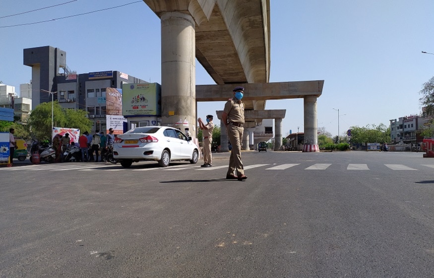 ખાખી પહેર્યા બાદ દેશ અને જનતાની સેવા જ સર્વોપરી હોય છે તેવી શપથને પીઆઇ વાળાએ ખરી સાબિત કરી છે. કદાચ આવા સંજોગોમાં સામાન્ય માણસ પોતાના બાળક ને જોવા માટે તલપાપડ થઇ જાય છે. પરંતુ 2008માં રાજેન્દ્રસિંહ વાળાએ પોલીસ ખાતામાં ભરતી થયા તે વખતે શપથ લીધા હતા. જેમાં લોકોની સુરક્ષા, સલામતી અને સેવા સૌથી મોખરે હશે અને તે વચનને નિભાવવા આજે આ અધિકારી રોડ પર સવારથી રાત સુધી લોકોની સેવા કરી પોતાની ફરજ અદા કરી રહ્યા છે. ખાખી પહેર્યા બાદ દેશ અને જનતાની સેવા જ સર્વોપરી હોય છે તેવી શપથને પીઆઇ વાળાએ ખરી સાબિત કરી છે. કદાચ આવા સંજોગોમાં સામાન્ય માણસ પોતાના બાળક ને જોવા માટે તલપાપડ થઇ જાય છે. પરંતુ 2008માં રાજેન્દ્રસિંહ વાળાએ પોલીસ ખાતામાં ભરતી થયા તે વખતે શપથ લીધા હતા. જેમાં લોકોની સુરક્ષા, સલામતી અને સેવા સૌથી મોખરે હશે અને તે વચનને નિભાવવા આજે આ અધિકારી રોડ પર સવારથી રાત સુધી લોકોની સેવા કરી પોતાની ફરજ અદા કરી રહ્યા છે.