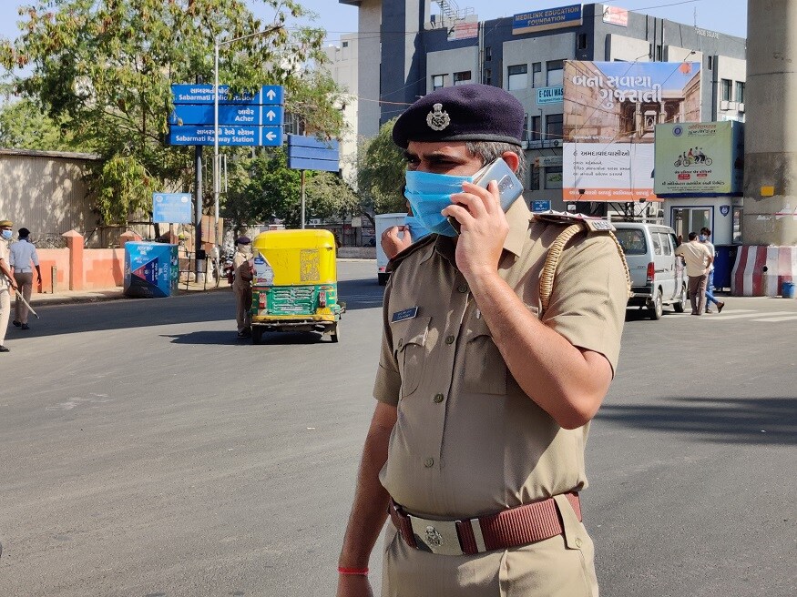 પીઆઇ વાળા પત્નીની સેવા કરવાની જગ્યાએ તે દિવસથી લઈને હાલ પણ લોકોની સેવામાં જોડાયેલા જ છે. પીઆઇ વાળાનું બાળક પ્રિમેચ્યોર હોવાથી હાલ પણ ડોક્ટરની નજર હેઠળ ઓબ્ઝર્વેશનમાં રાખવામાં આવ્યું છે. જ્યારે તેમના પત્નીની તબિયત સુધારા પર હોવાથી તેમને રજા અપાઈ છે. પણ ખાખીની અંદર રહેલો અધિકારી પણ માણસ છે. આવા સંજોગોમાં પિતૃ વાત્સલ્ય પણ તેઓને ઝંખે છે. પીઆઇ વાળા પત્નીની સેવા કરવાની જગ્યાએ તે દિવસથી લઈને હાલ પણ લોકોની સેવામાં જોડાયેલા જ છે. પીઆઇ વાળાનું બાળક પ્રિમેચ્યોર હોવાથી હાલ પણ ડોક્ટરની નજર હેઠળ ઓબ્ઝર્વેશનમાં રાખવામાં આવ્યું છે. જ્યારે તેમના પત્નીની તબિયત સુધારા પર હોવાથી તેમને રજા અપાઈ છે. પણ ખાખીની અંદર રહેલો અધિકારી પણ માણસ છે. આવા સંજોગોમાં પિતૃ વાત્સલ્ય પણ તેઓને ઝંખે છે.