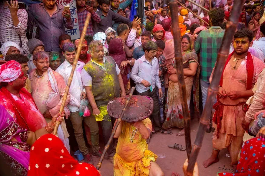 રાધા-કૃષ્ણની પરંપરાને અનુસરતા આજે પણ ફાગણ માસની સપ્તમીએ બરસાણાથી સખીઓ ફાગ રમવાનું આમંત્રણ લઈને નંદગાંવ જાય છે. સખીઓ પાસેથી આમંત્રણ મળ્યા બાદ નંદગાંવના સખા હુરિયાર ઢાલ લઈને બરસાણા પહોંચે છે. સખાઓ બરસાણા પહોંચતા જ સખીઓ લાઠીઓ વરસાવવાનું શરૂ કરી દે છે. રાધા-કૃષ્ણની પરંપરાને અનુસરતા આજે પણ ફાગણ માસની સપ્તમીએ બરસાણાથી સખીઓ ફાગ રમવાનું આમંત્રણ લઈને નંદગાંવ જાય છે. સખીઓ પાસેથી આમંત્રણ મળ્યા બાદ નંદગાંવના સખા હુરિયાર ઢાલ લઈને બરસાણા પહોંચે છે. સખાઓ બરસાણા પહોંચતા જ સખીઓ લાઠીઓ વરસાવવાનું શરૂ કરી દે છે.
