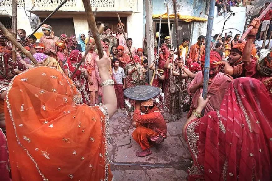 બરસાણા અને નંદગાંવ ઉપરાંત મથુરા, વૃંદાવનમાં પણ દર વર્ષે લઠમાર હોળી ઉજવવામાં આવે છે. બરસાણાની મહિલાઓ સખાઓને લાઠીઓથી ફટકારે છે અને સખા તેનાથી બચવાનો પ્રયાસ કરે છે. આ દરમિયાન અનેક પ્રકારના ગુલાલ અને રંગ ઉડાડવામાં આવે છે. બરસાણા અને નંદગાંવ ઉપરાંત મથુરા, વૃંદાવનમાં પણ દર વર્ષે લઠમાર હોળી ઉજવવામાં આવે છે. બરસાણાની મહિલાઓ સખાઓને લાઠીઓથી ફટકારે છે અને સખા તેનાથી બચવાનો પ્રયાસ કરે છે. આ દરમિયાન અનેક પ્રકારના ગુલાલ અને રંગ ઉડાડવામાં આવે છે.